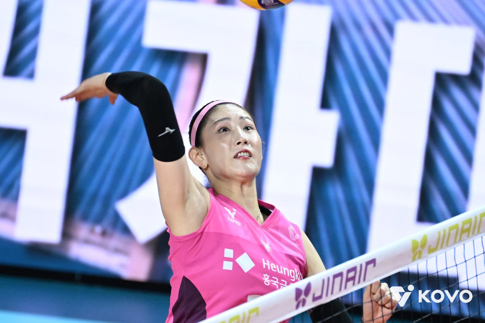 흥국생명 센터 김수지가 6일 현대건설과 홈경기 도중 스파이크를 하고 있다. 사진제공|KOVO