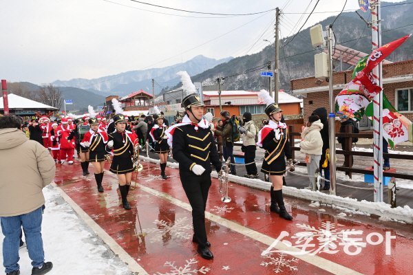 봉화군 분천 산타마을 퍼레이드가 관광객과 함께하고 있다. 사진제공 ㅣ 봉화군