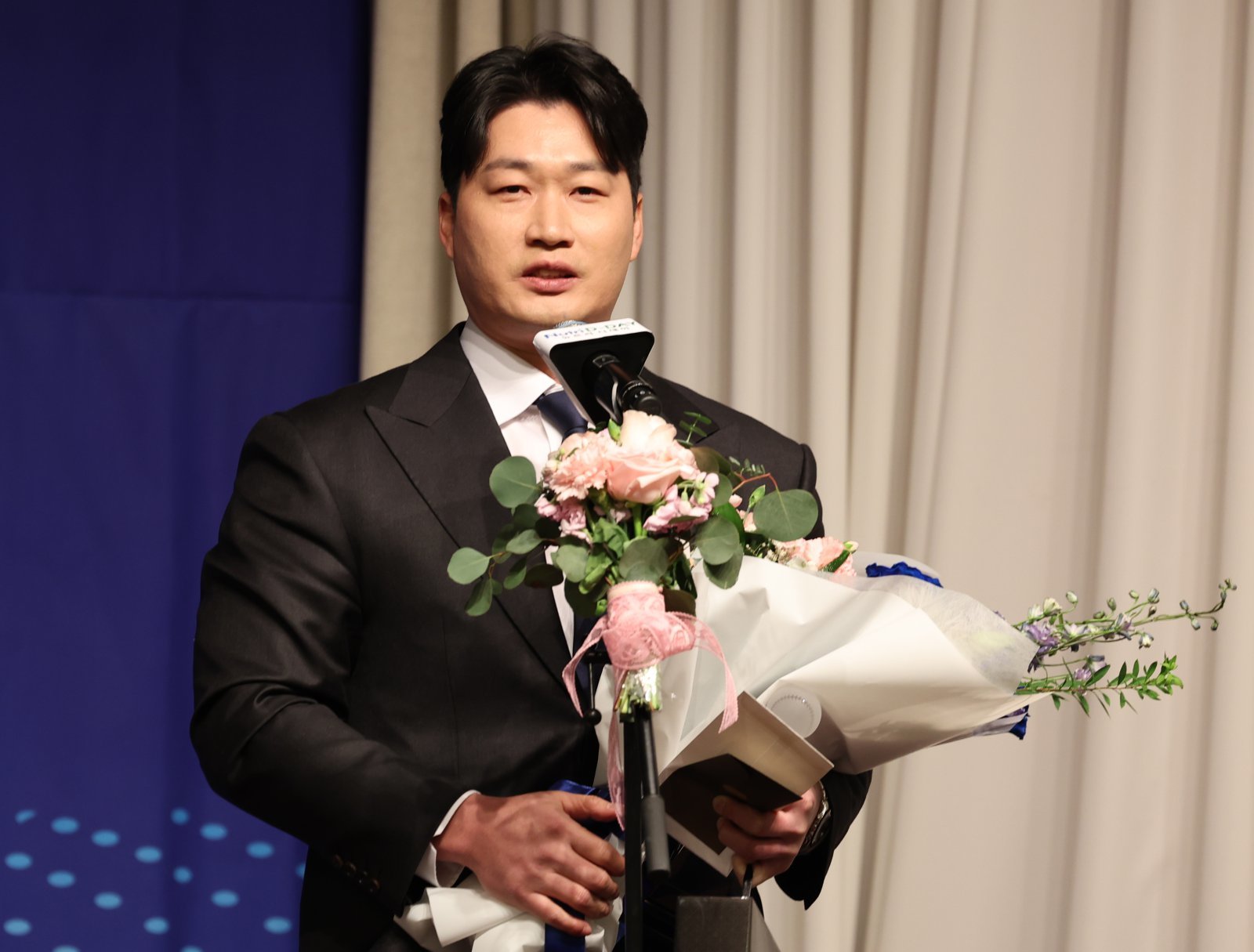 삼성 오승환이 8일 서울 강남구 호텔 리베라에서 열린 일구상 시상식에서 대상을 수상한 뒤 소감을 전하고 있다. 뉴시스