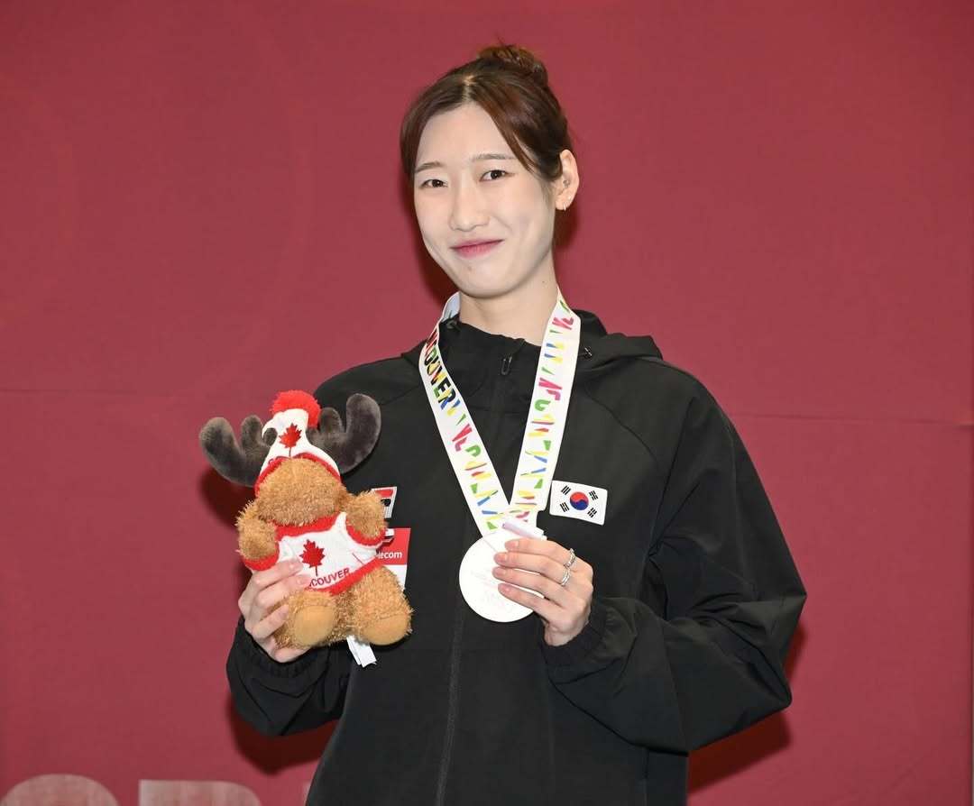 임태희가 7일(한국시간) 캐나다 밴쿠버에서 열린 에페 월드컵 여자 개인전에서 동메달을 획득한 뒤 시상대에서 기념촬영을 하고 있다. 사진출처|국제펜싱연맹 홈페이지