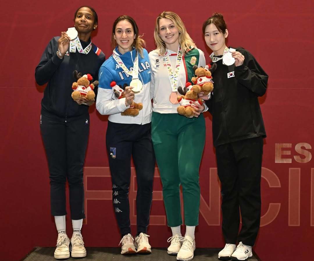 임태희(오른쪽 끝)가 7일(한국시간) 캐나다 밴쿠버에서 열린 에페 월드컵 여자 개인전에서 동메달을 획득한 뒤 메달리스트인 마리플로랑스 칸다사미, 지울리아 리치, 무하리 에처(왼쪽부터)와 함께 기념 촬영을 하고 있다. 사진출처|국제펜싱연맹 홈페이지