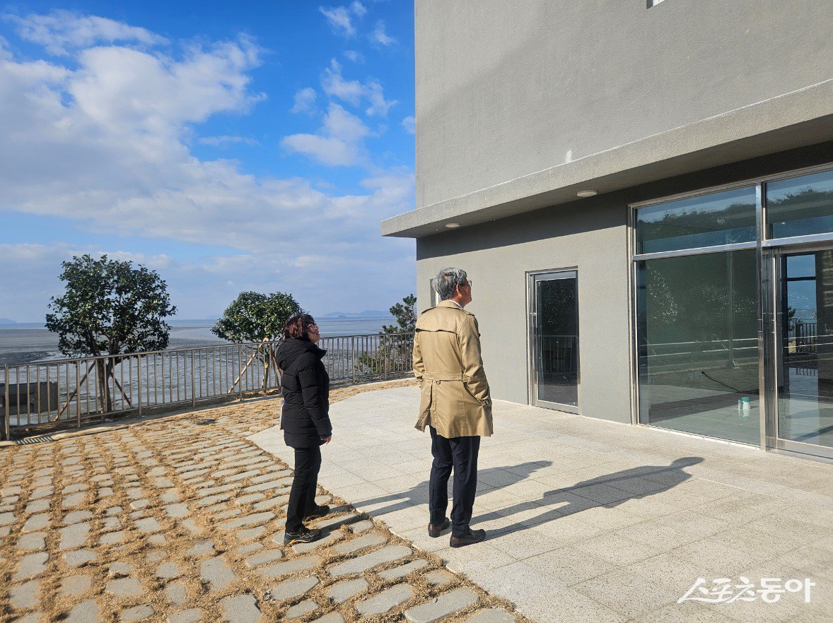 영광군 송광민 부군수가 최근 창우활력센터 신축공사 현장을 점검하고 있다. 사진제공=영광군