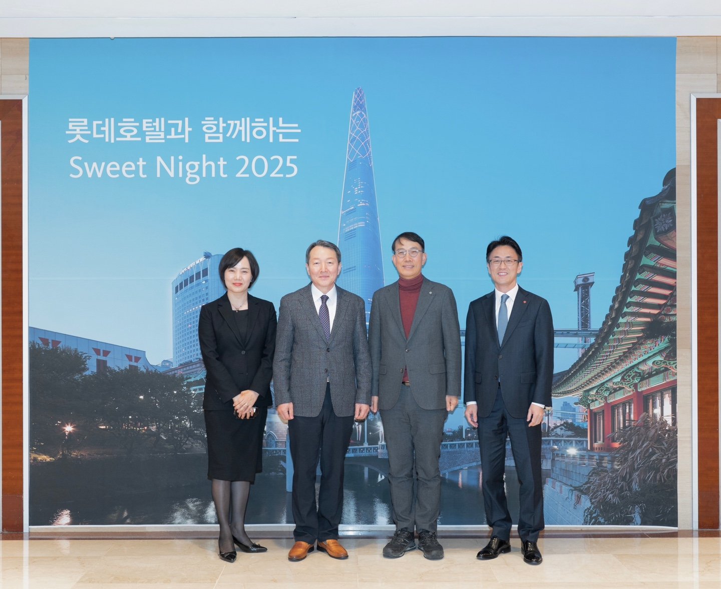 (왼쪽부터) 이남경 시그니엘 서울 총지배인, 오상택 송파경찰서장, 최홍연 송파구 부구청장, 이동주 롯데호텔 월드 총지배인이 12월 5일 열린 ‘롯데호텔과 함께하는 스위트 나이트 2025’ 행사에서 기념 촬영을 하고 있다.