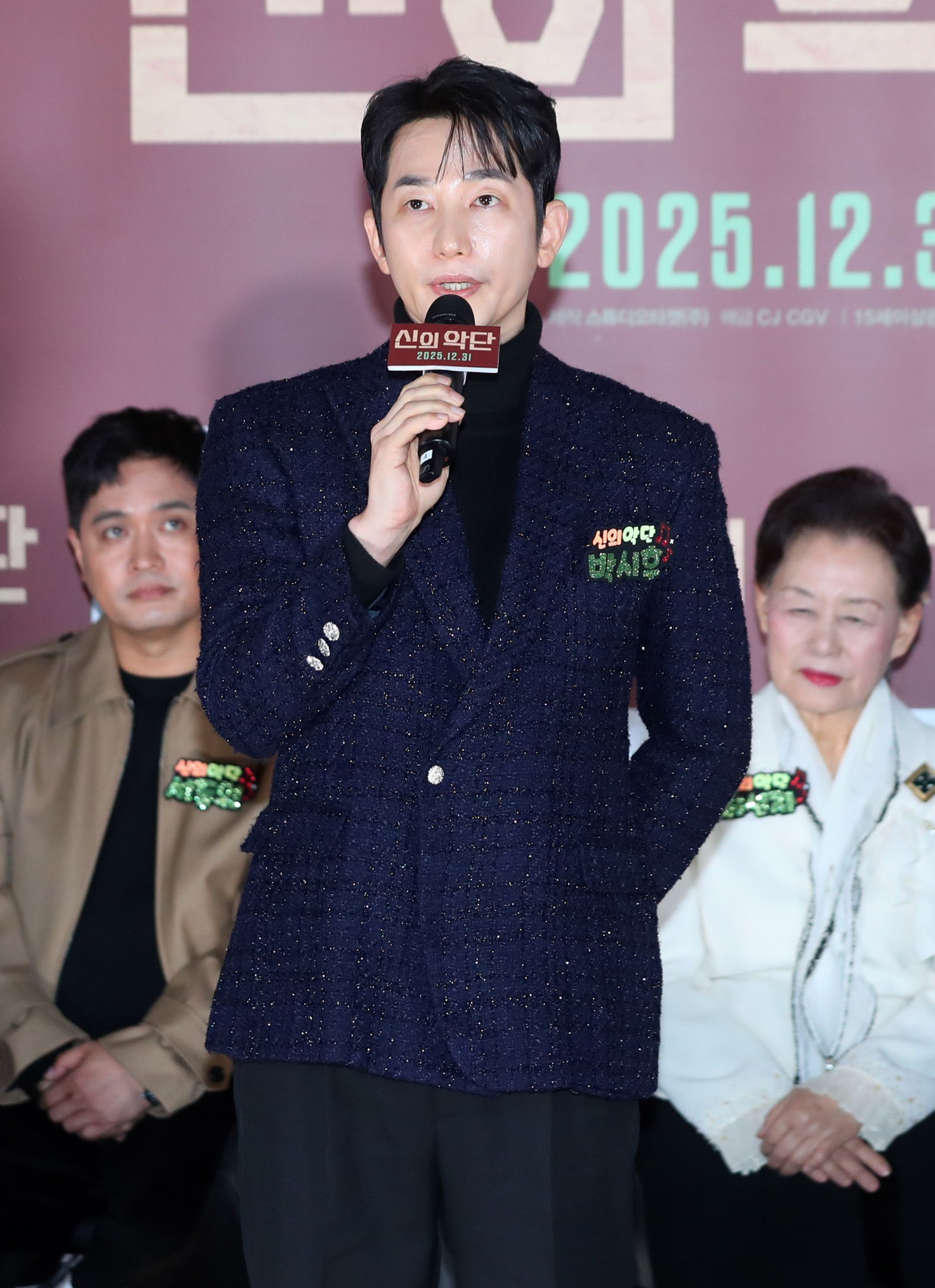 [서울=뉴시스] 김혜진 기자 = 배우 박시후가 8일 오전 서울 용산구 CGV용산아이파크몰에서 열린 영화 ‘신의 악단’ 제작보고회에서 자신을 둘러싼 논란에 대해 입장을 말하고 있다. 2025.12.08. jini@newsis.com