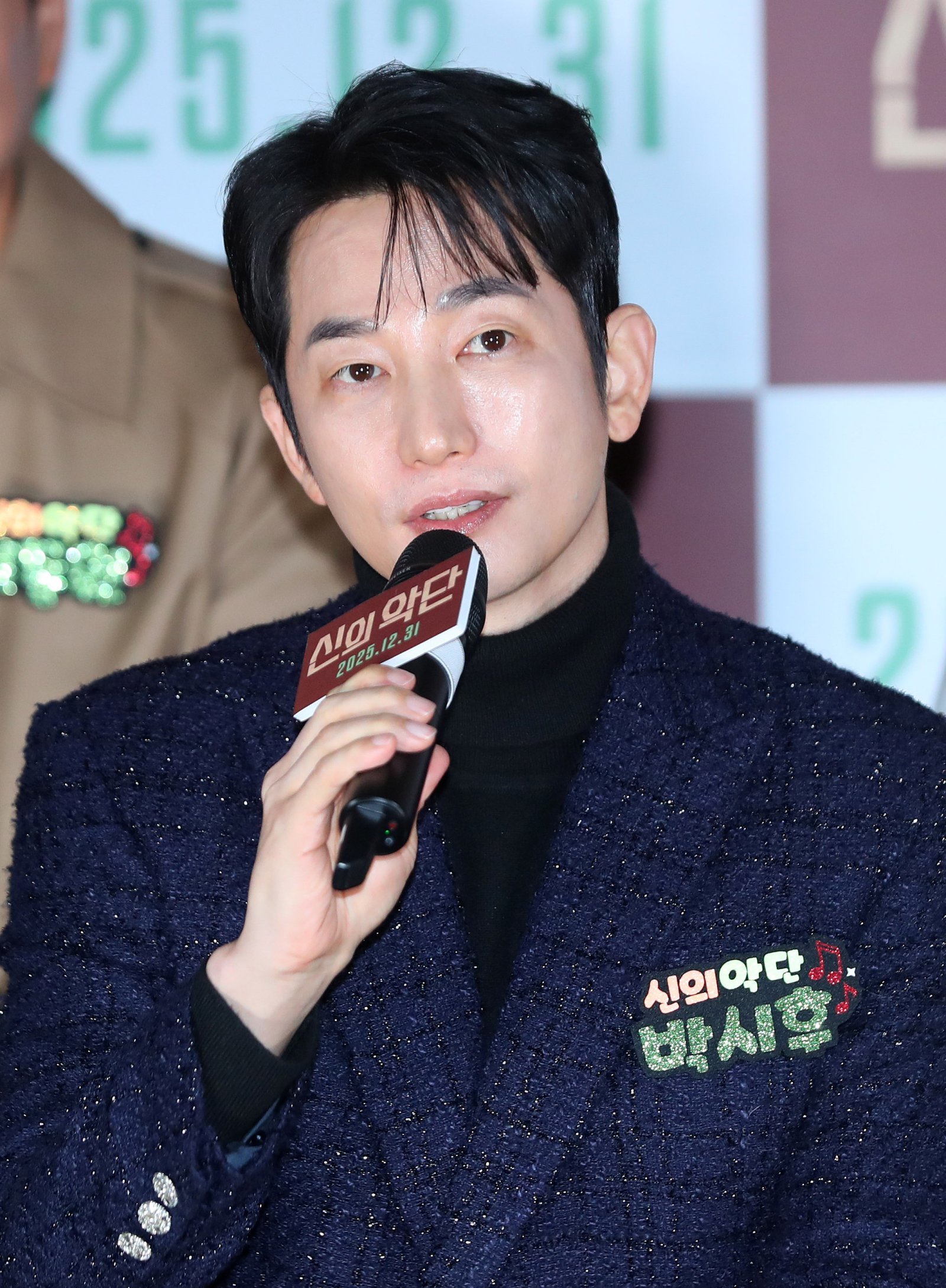 [서울=뉴시스] 김혜진 기자 = 배우 박시후가 8일 오전 서울 용산구 CGV용산아이파크몰에서 열린 영화 ‘신의 악단’ 제작보고회에서 인사말을 하고 있다. 2025.12.08. jini@newsis.com