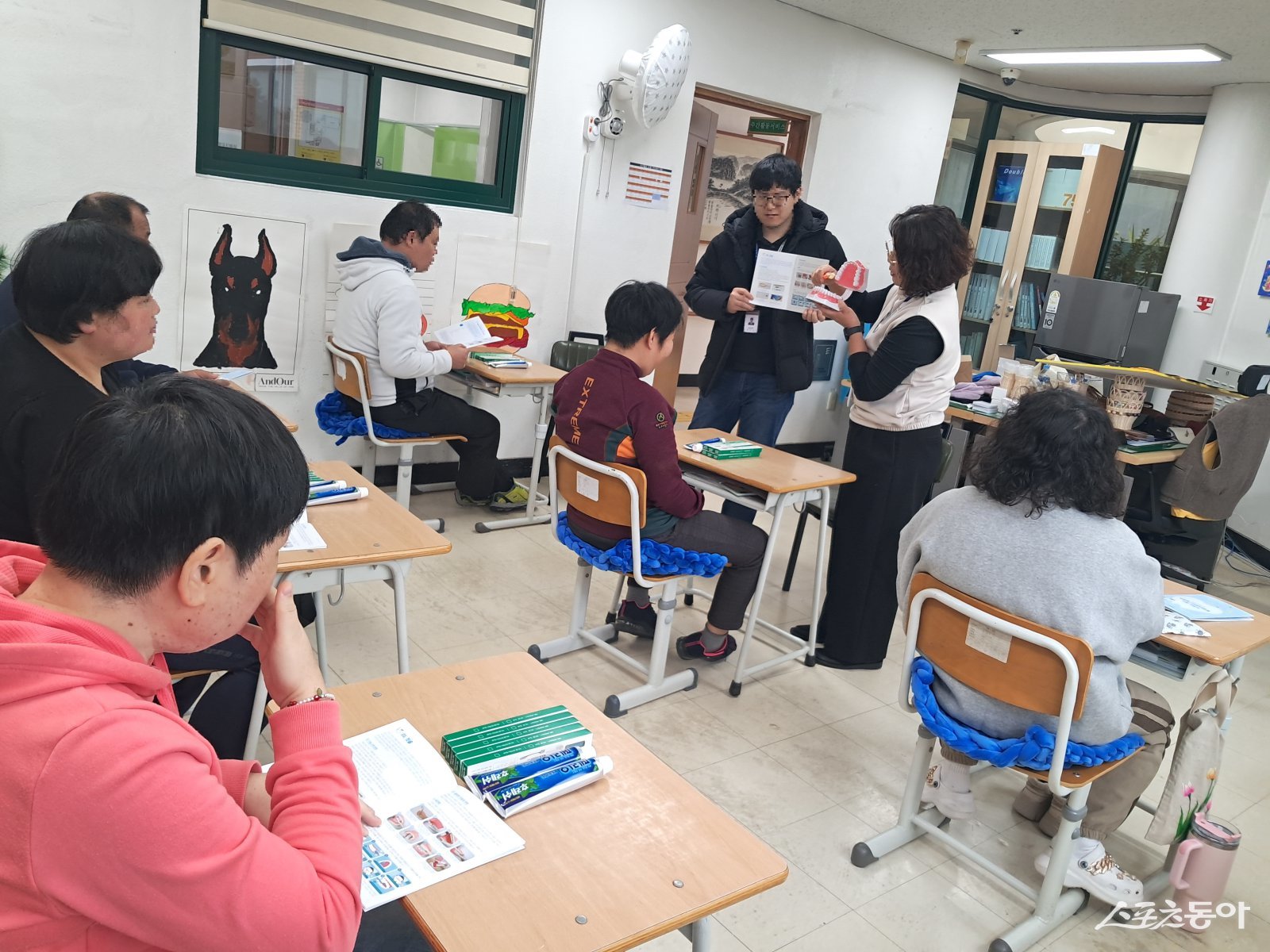 무안군장애인종합복지관이 복지관 이용인을 대상으로 구강관리 교육을 진행하고 관련 용품을 전달하고 있다. 사진제공=무안군