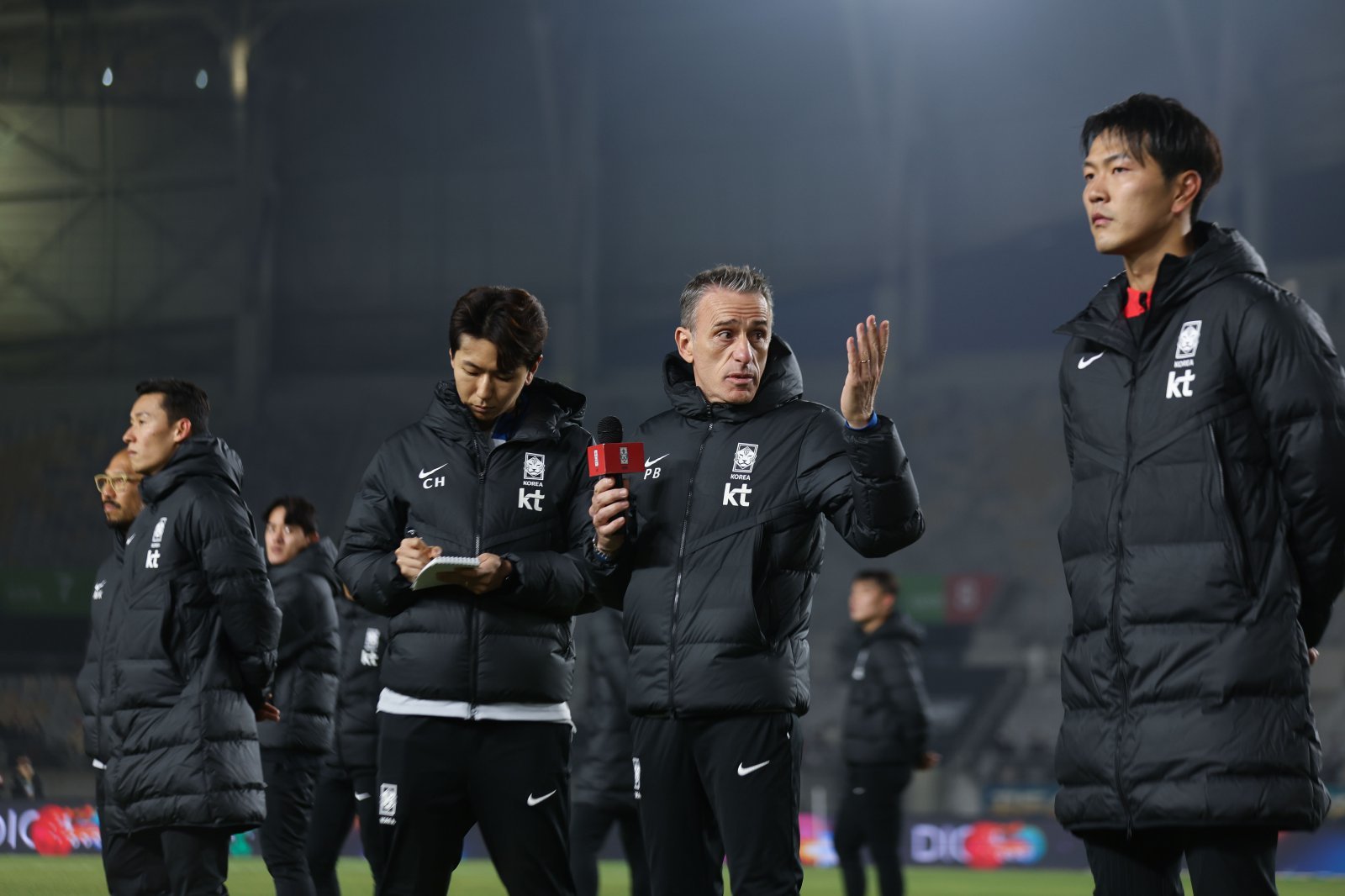 3년 전 카타르월드컵을 앞둔 2022년 11월 화성종합경기타운에서 월드컵 출정식을 겸해 열린 아이슬란드전을 마친 뒤 파울루 벤투 감독이 팬들에게 감사의 메시지를 전하고 있다. 사진제공|대한축구협회