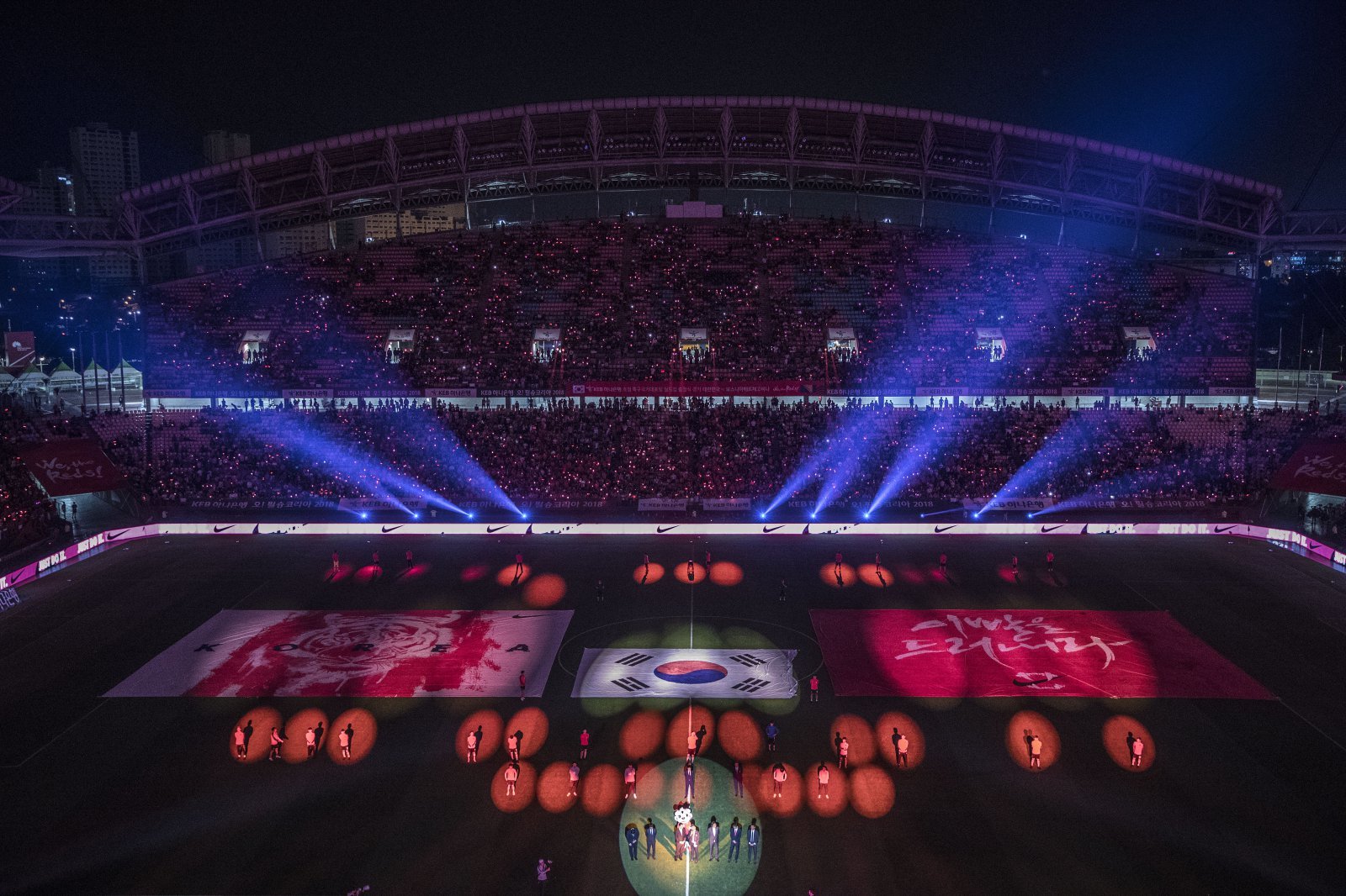 축구대표팀은 과거 월드컵을 앞두고 국내에서 평가전을 겸한 출정식을 진행해왔으나 북중미월드컵에선 촉박한 일정으로 패스하기로 했다. 2018년 러시아 대회를 앞둔 그해 6월 1일 전주월드컵경기장에서 진행된 대표팀 출정식 전경. 사진제공|대한축구협회