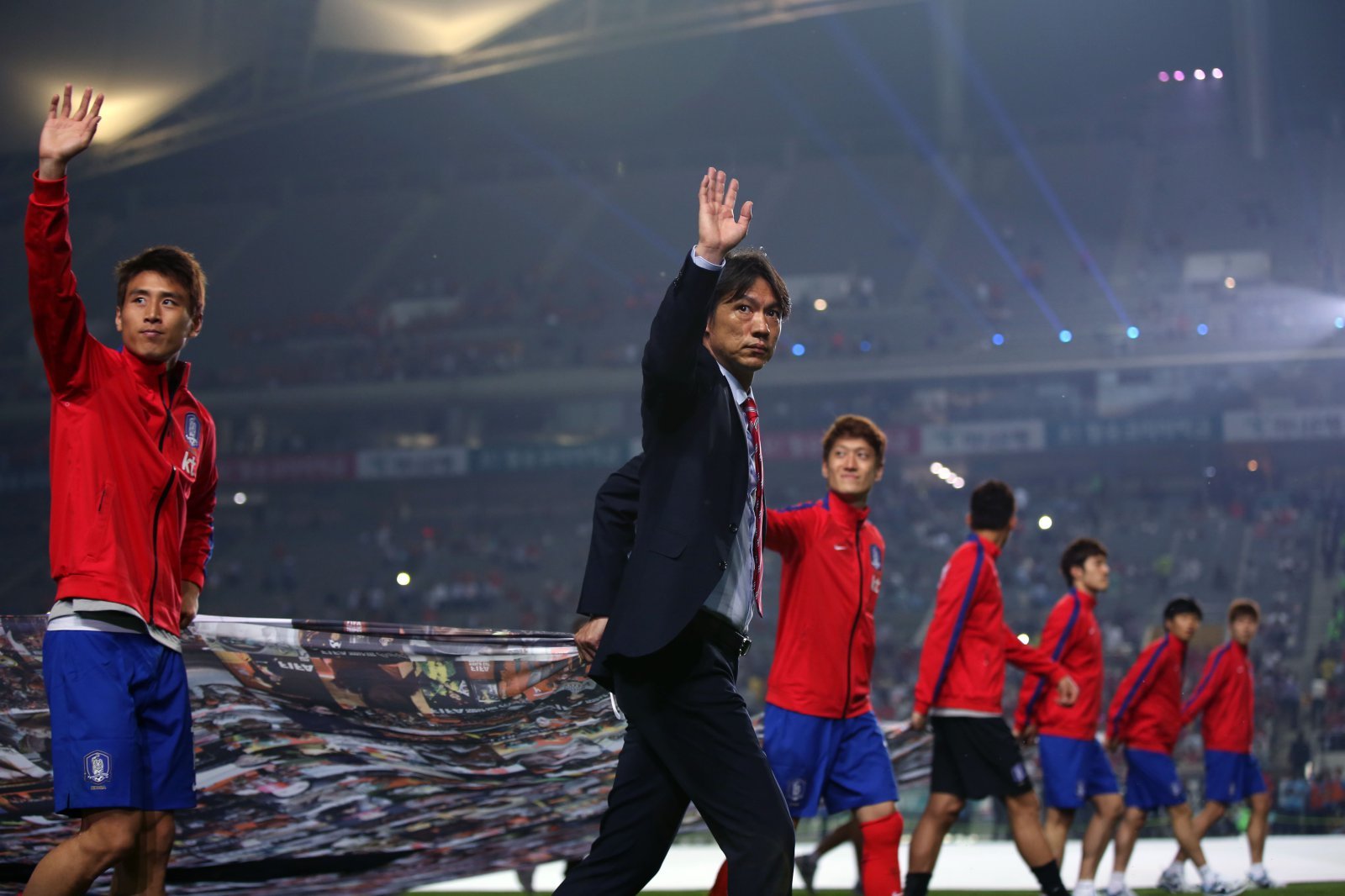 축구대표팀이 월드컵을 앞두고 최종 스파링을 겸해 통상 진행해온 출정식이 2026북중미월드컵에선 진행되지 않을 것으로 보인다. 촉박한 시기 때문이다. 2014년 브라질 대회를 앞두고 그해 5월 28일 서울월드컵경기장에서 출정식을 가진 홍명보 대표팀 감독이 팬들에게 인사하고 있다. 사진제공|대한축구협회