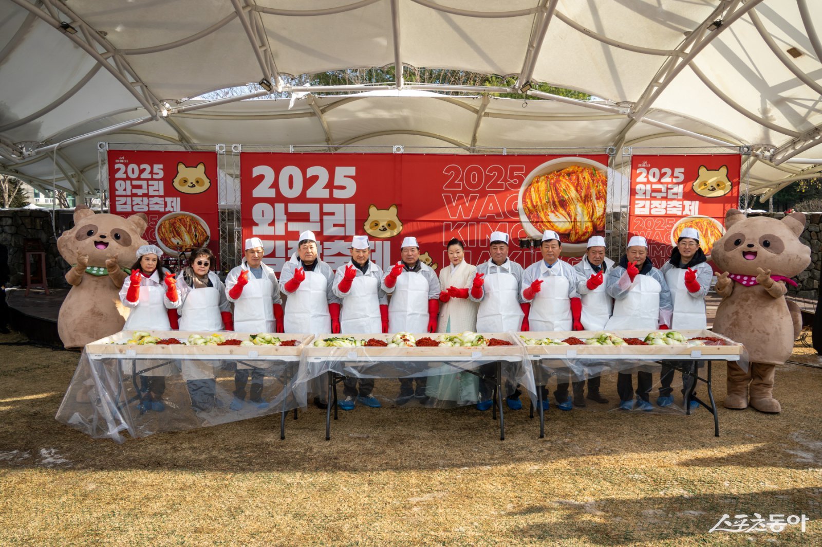 백경현 재단(윈쪽 여섯번째)은 6일 구리광장에서 열린 ‘2025 와구리 김장축제‘에서 김장을 하고 있다. 사진제공ㅣ구리시
