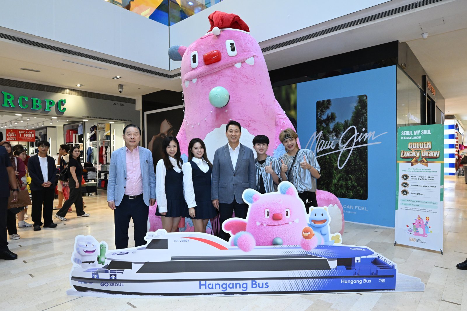 오세훈 서울시장(가운데), 길기연 서울관광재단 대표이사(맨 왼쪽)와 행사 참석자들이 기념촬영을 하고 있다