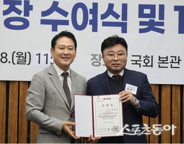 8일 서울 여의도 국회에서 열린 노동위원회 임명장 수여식 및 1차 전체회의에서 장동혁 국민의힘 대표(왼쪽)가 최병욱 부위원장에게 임명장을 수여하고 기념촬영을 하고 있는 모습. 사진제공ㅣ최병욱위원실