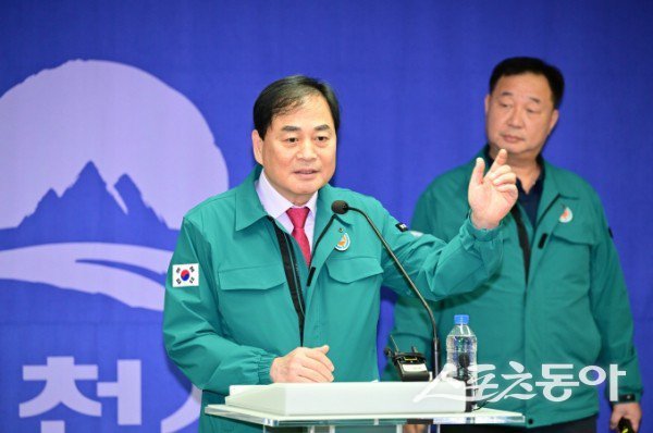 배낙호 김천시장이 황금정수장 전면 재건설 사업 추진 브리핑을 하고 있는 모습. 사진제공ㅣ김천시