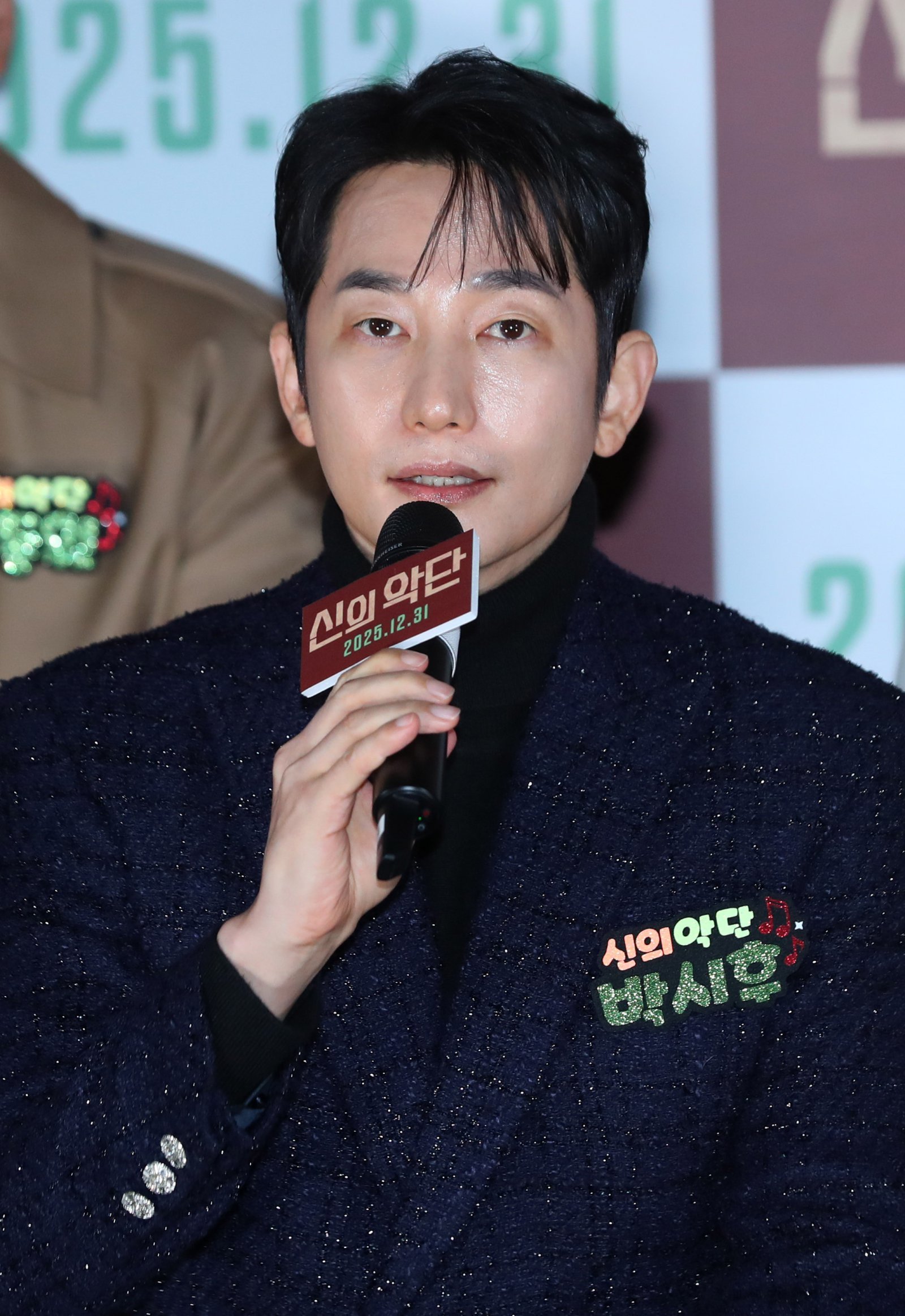 [서울=뉴시스] 김혜진 기자 = 배우 박시후가 8일 오전 서울 용산구 CGV용산아이파크몰에서 열린 영화 ‘신의 악단’ 제작보고회에서 인사말을 하고 있다. 2025.12.08. jini@newsis.com