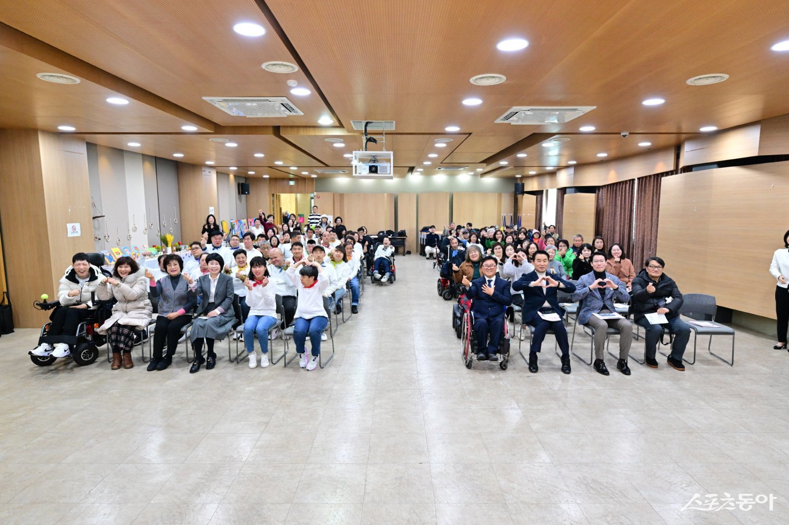 백경현 시장(앞줄 오른쪽 세번째)은 지난 5일 포천장애인학교는 소흘읍 행정복지센터 대강당에서 ‘2025년 포천장애인학교 학습발표회’에 참석하고 있다.  사진제공ㅣ포천시 