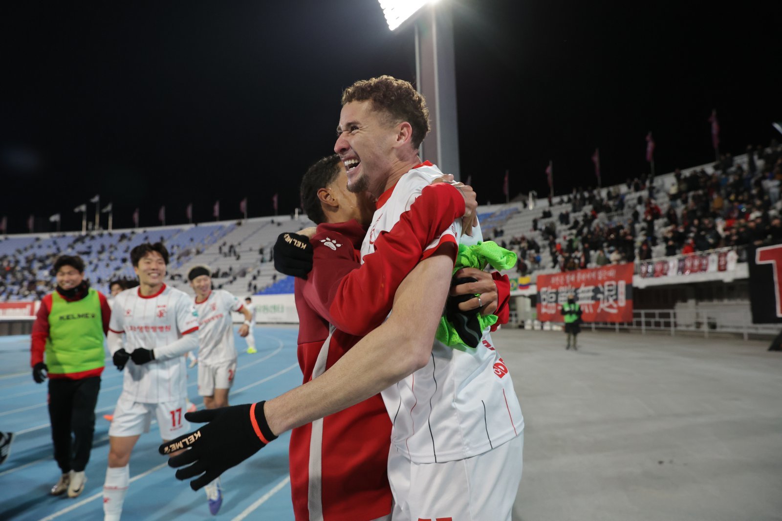 부천 갈레고가 8일 수원FC와 승강 PO 2차전 원정경기서 팀의 세 번째 골을 넣은 뒤 기뻐하고 있다. 사진제공｜한국프로축구연맹