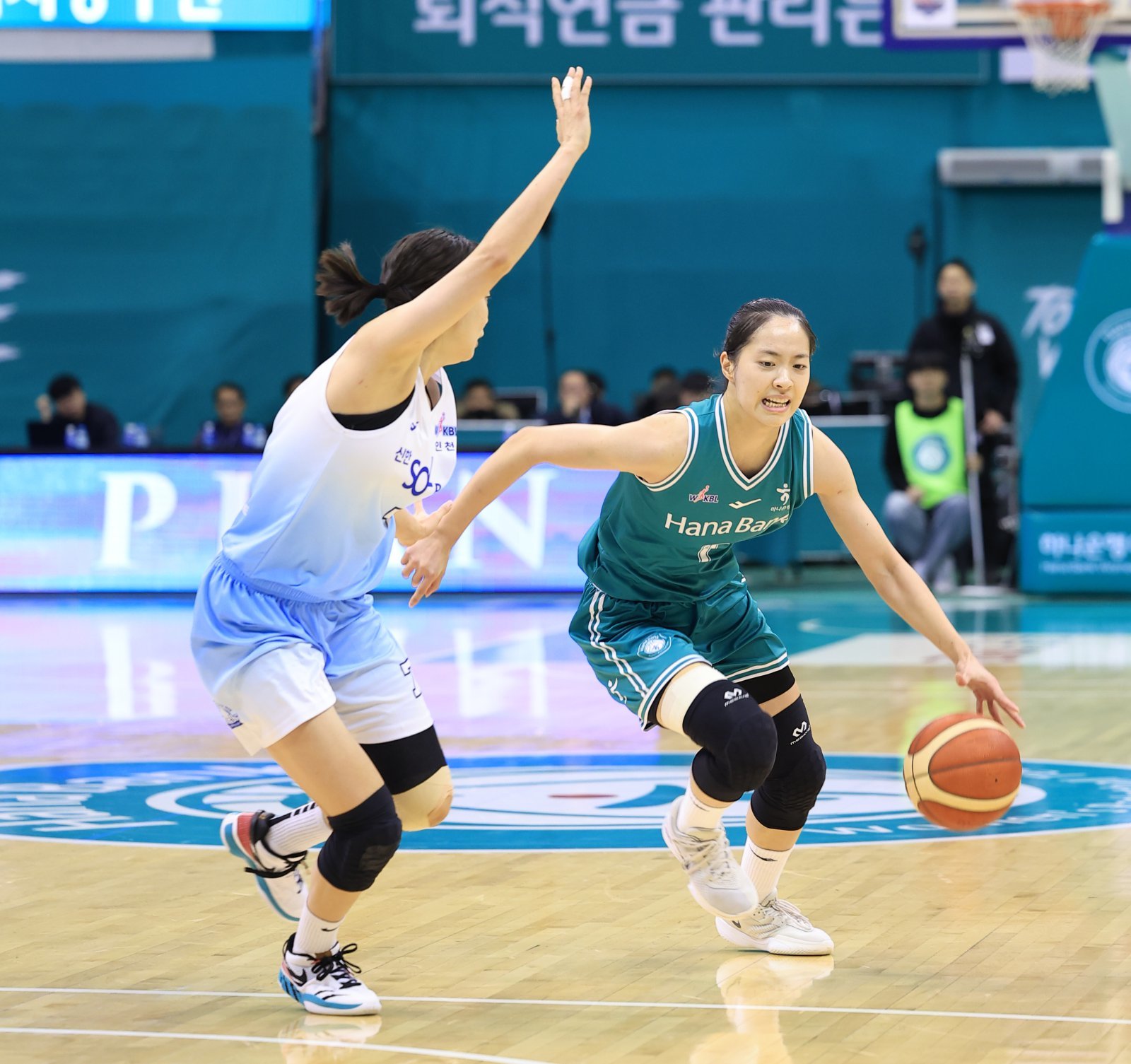 하나은행 박소희(오른쪽)는 8일 부천서 열린 신한은행과 홈경기서 3점슛 4개로 20점을 올렸다. 그는 개인 한 경기 최다 3점슛 성공 타이기록을 세우며 5연승에 힘을 보탰다. 사진제공|WKBL