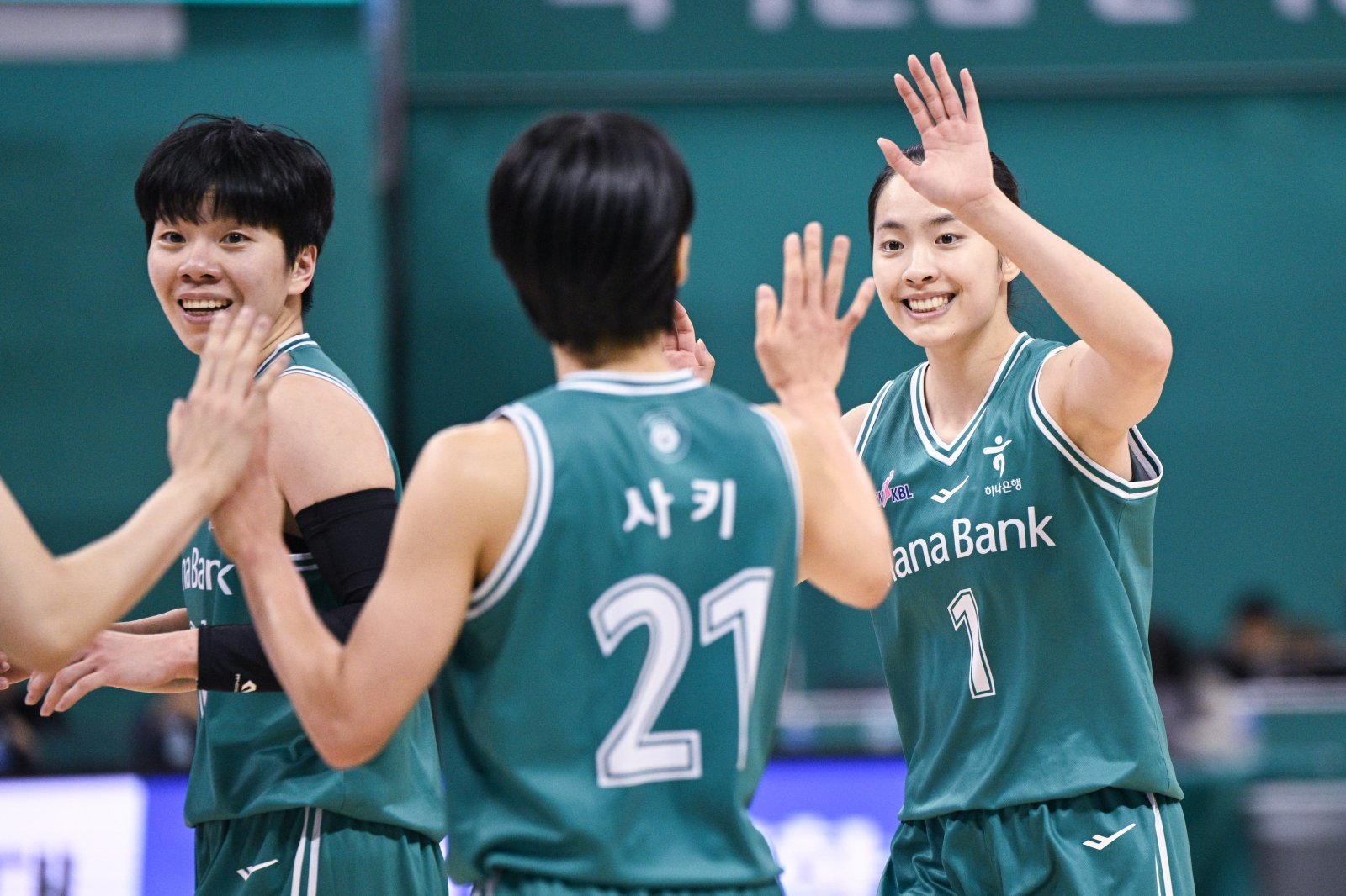 하나은행 박소희(오른쪽 첫 번째)는 8일 부천서 열린 신한은행과 홈경기서 3점슛 4개로 20점을 올렸다. 그는 개인 한 경기 최다 3점슛 성공 타이기록을 세우며 5연승에 힘을 보탰다. 사진제공|WKBL