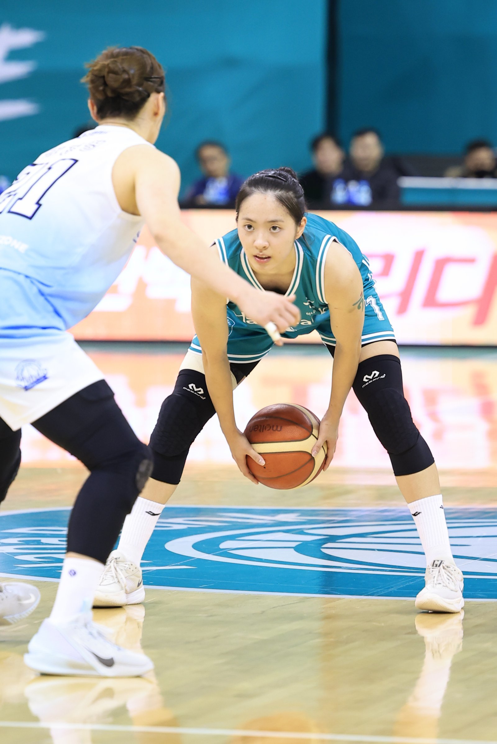 하나은행 박소희(뒤)는 8일 부천서 열린 신한은행과 홈경기서 3점슛 4개로 20점을 올렸다. 그는 개인 한 경기 최다 3점슛 성공 타이기록을 세우며 5연승에 힘을 보탰다. 사진제공|WKBL