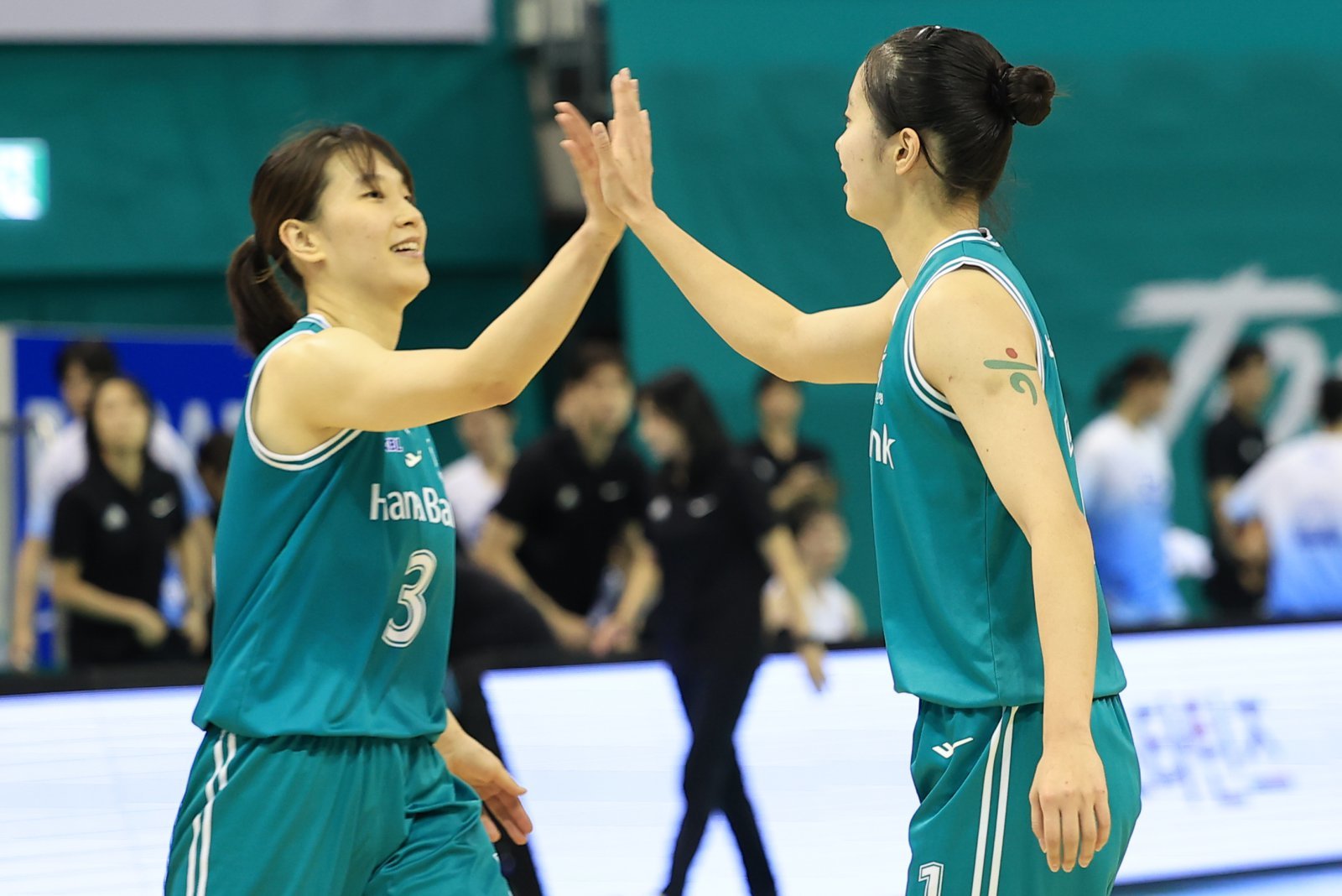 하나은행 정현(왼쪽)은 프로 2년차인 이번 시즌 리바운드 등 궃은 일로 팀에 활력을 불어넣고 있다. 사진제공|WKBL