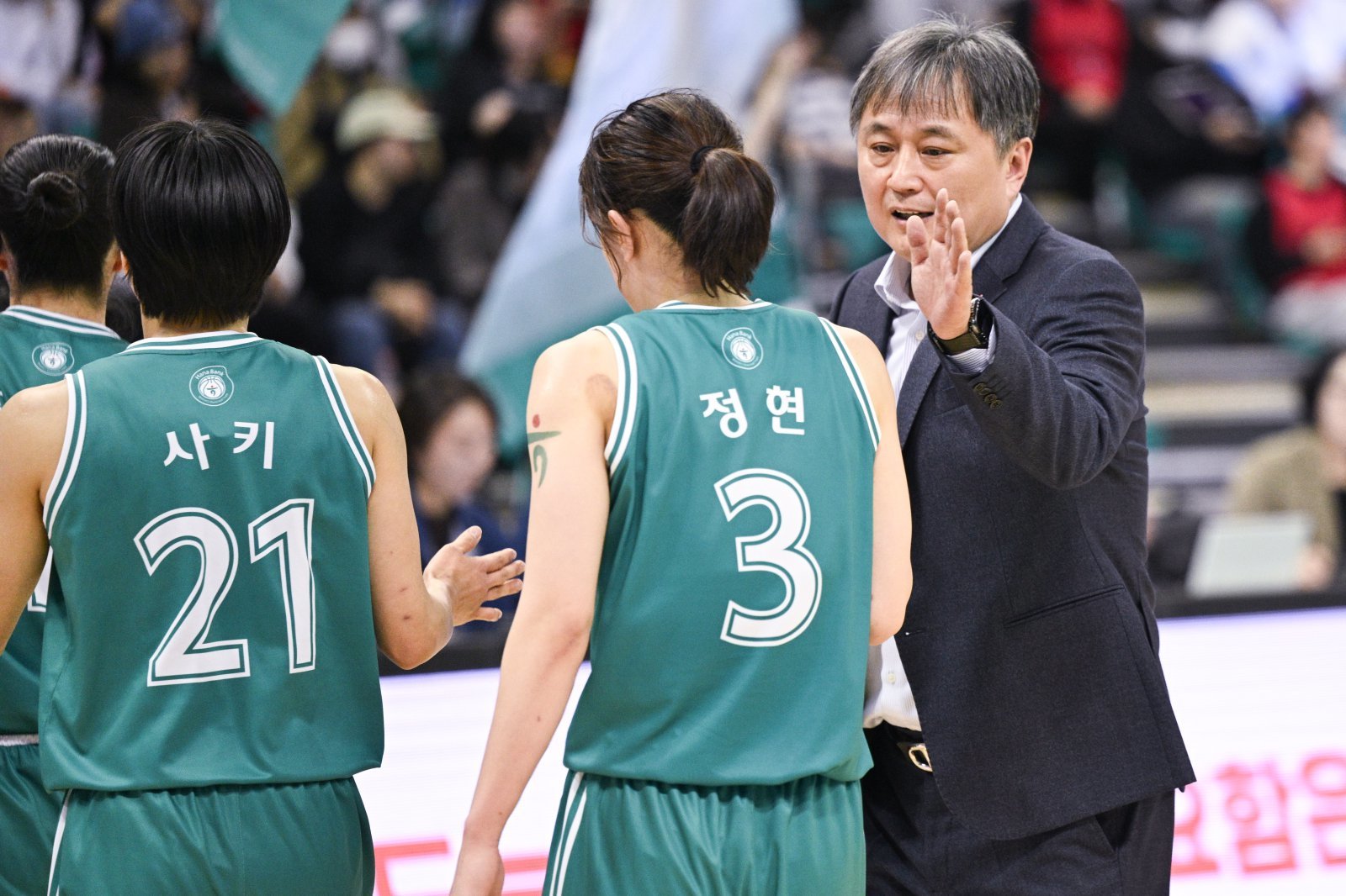 하나은행 정현(3번)은 프로 2년차인 이번 시즌 리바운드 등 궃은 일로 팀에 활력을 불어넣고 있다. 사진제공|WKBL