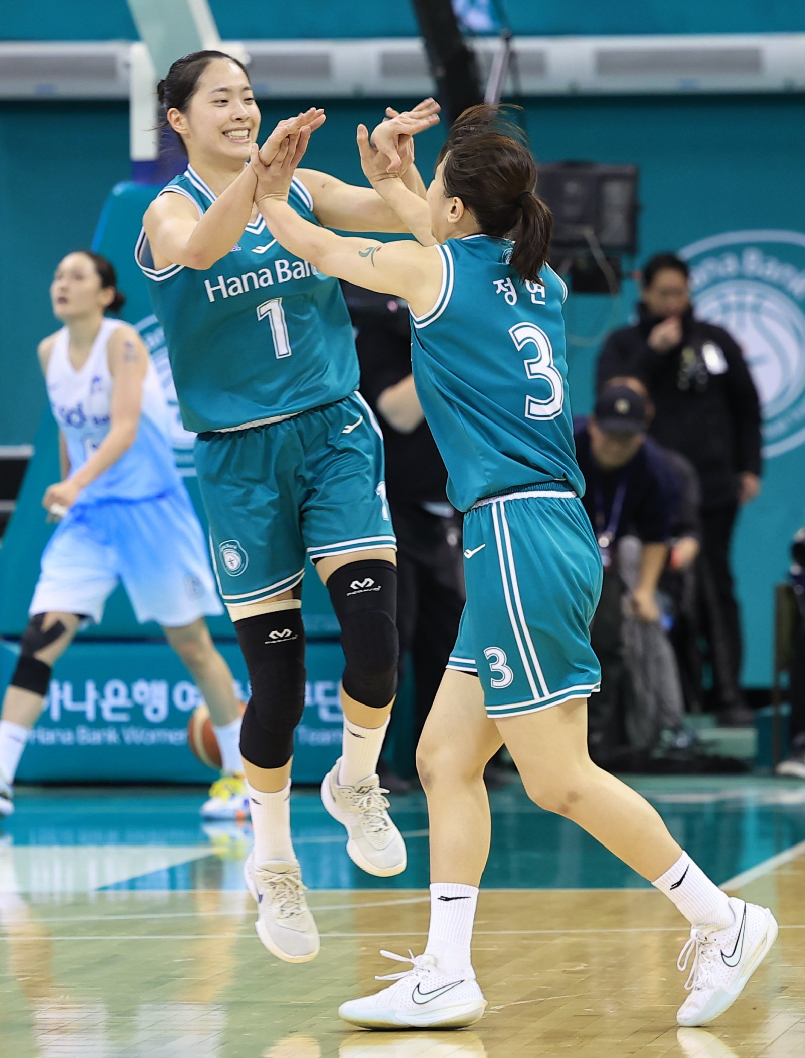 하나은행 정현(오른쪽)은 프로 2년차인 이번 시즌 리바운드 등 궃은 일로 팀에 활력을 불어넣고 있다. 사진제공|WKBL