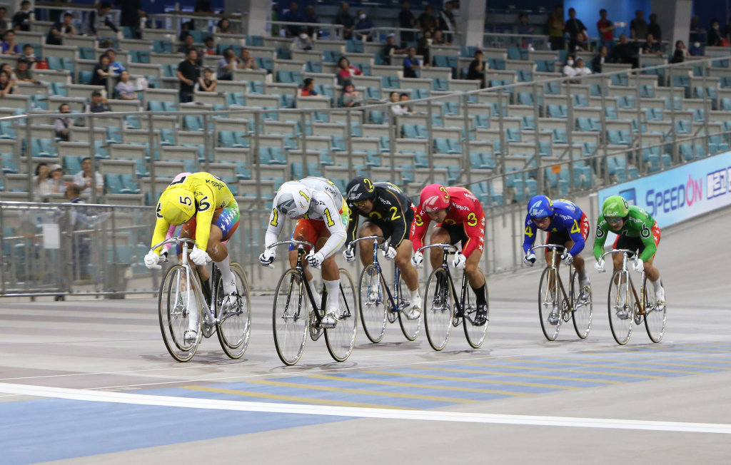광명스피돔에서 특선급 선수들이 결승선을 향해 힘차게 페달을 밟고 있다. 사진제공 | 국민체육진흥공단