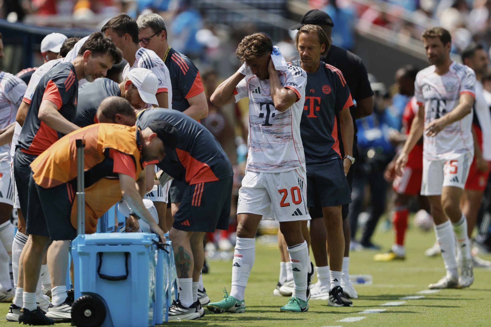 FIFA는 북중미월드컵에서 선수 보호를 위해 쿨링브레이크를 의무 실시하기로 결정했다. 사진은 올해 6월 미국에서 열린 2025 FIFA 클럽월드컵 당시 바이에른 뮌헨-벤피카 경기에서 쿨링브레이크동안 더위를 식히고 있는 선수들의 모습. 샬럿(미 노스캐롤라이나 주)│AP뉴시스