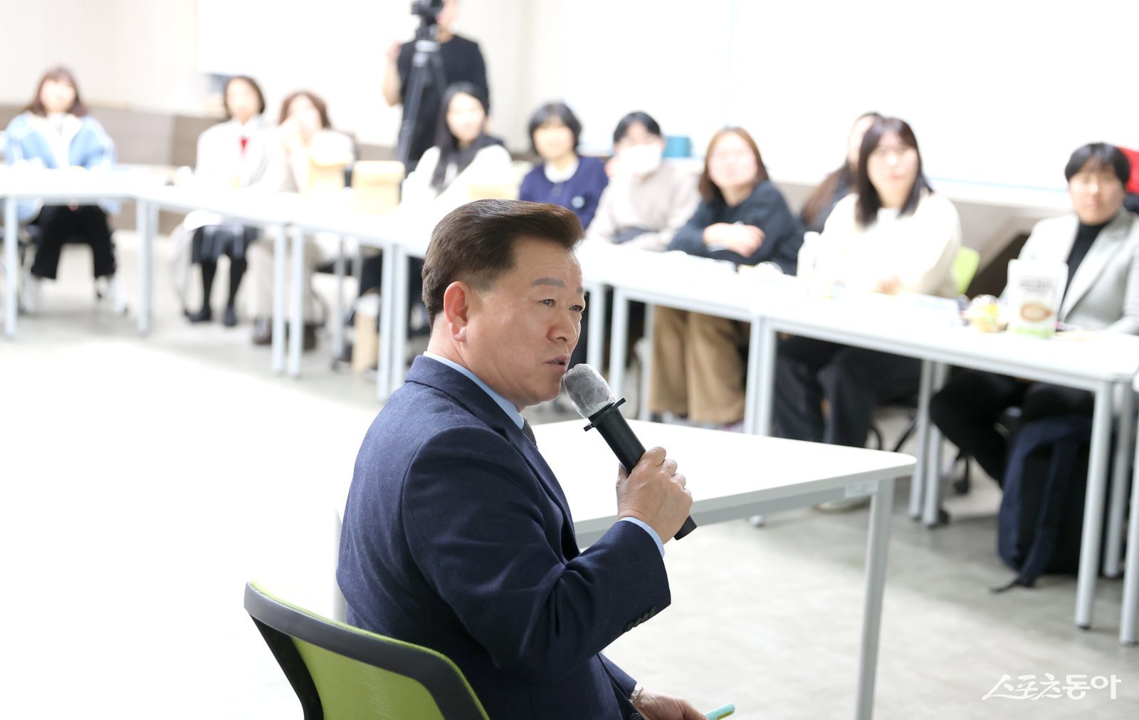 박승원 광명시장이 지난 8일 광명시 평생학습원에서 진행한 ‘사회적경제·공정무역 활동가 양성과정 5회차 교육’에 특별 강연자로 나서 강연을 진행하고 있다. 사진제공｜광명시