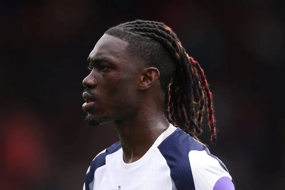 토트넘 토마스 프랑크 감독은 미드필더 이브 비수마가 아산화질소를 흡입한 것으로 보이는 영상이 공개된 이후 제기된 의혹에 대해 직접적인 언급을 피하며, “클럽 내부에서 처리 중인 사안”이라고 밝혔다. 사진출처|디 애슬레틱