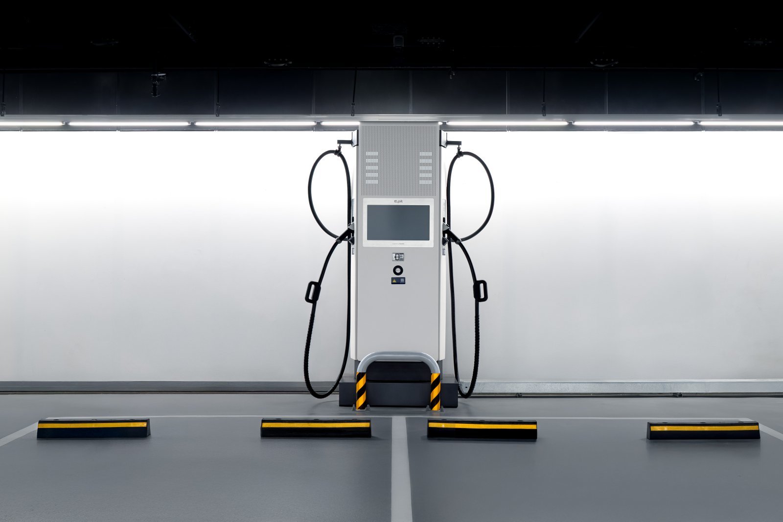 고양 현대모터스튜디오에 설치된 EV-Q 인증을 획득한 200kW 양팔형 E-pit 충전기. 사진제공 ｜현대차