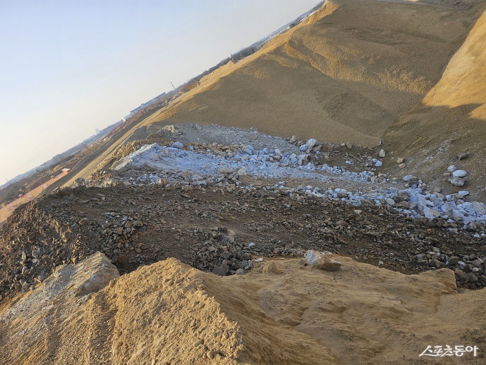 화성시 양감면 일대 임야를 개간해 전으로 조성한 뒤 과수 중심 농작물을 재배해 농가 소득 증대를 추진하겠다는 사업장이 개간 의혹에 휘말렸다(현장). 사진제공|공익 제보자