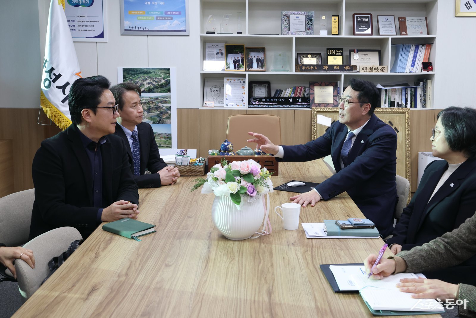 정명근 화성특례시장(사진 오른쪽 두번째)과 박장서 ㈜현대디에프 대표이사(사진 왼쪽 두번째)를 비롯한 관계자들이 대화하고 있다. 사진제공｜화성시