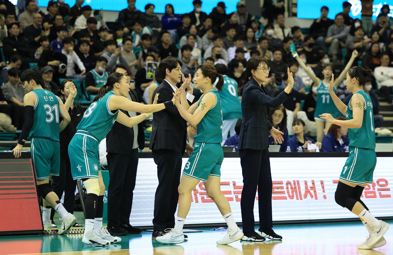 하나은행은 ‘BNK금융 2025~2026 여자프로농구’ 리그 선두를 질주하고 있다. 상대의 견제가 시작된 2라운드를 잘 이겨내며 상승세를 유지하려 한다. 사진제공｜WKBL