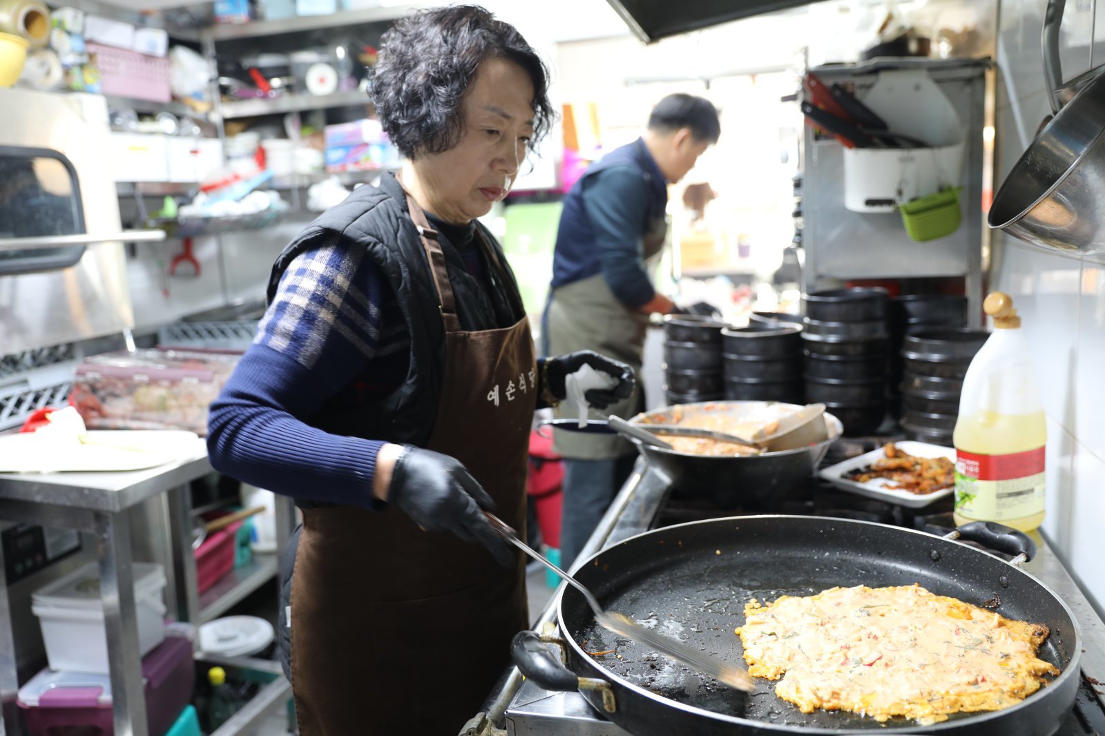 정태영삼 맛캐다 점주가 정성스럽게 어르신들에게 대접할 음식을 만들고 있다