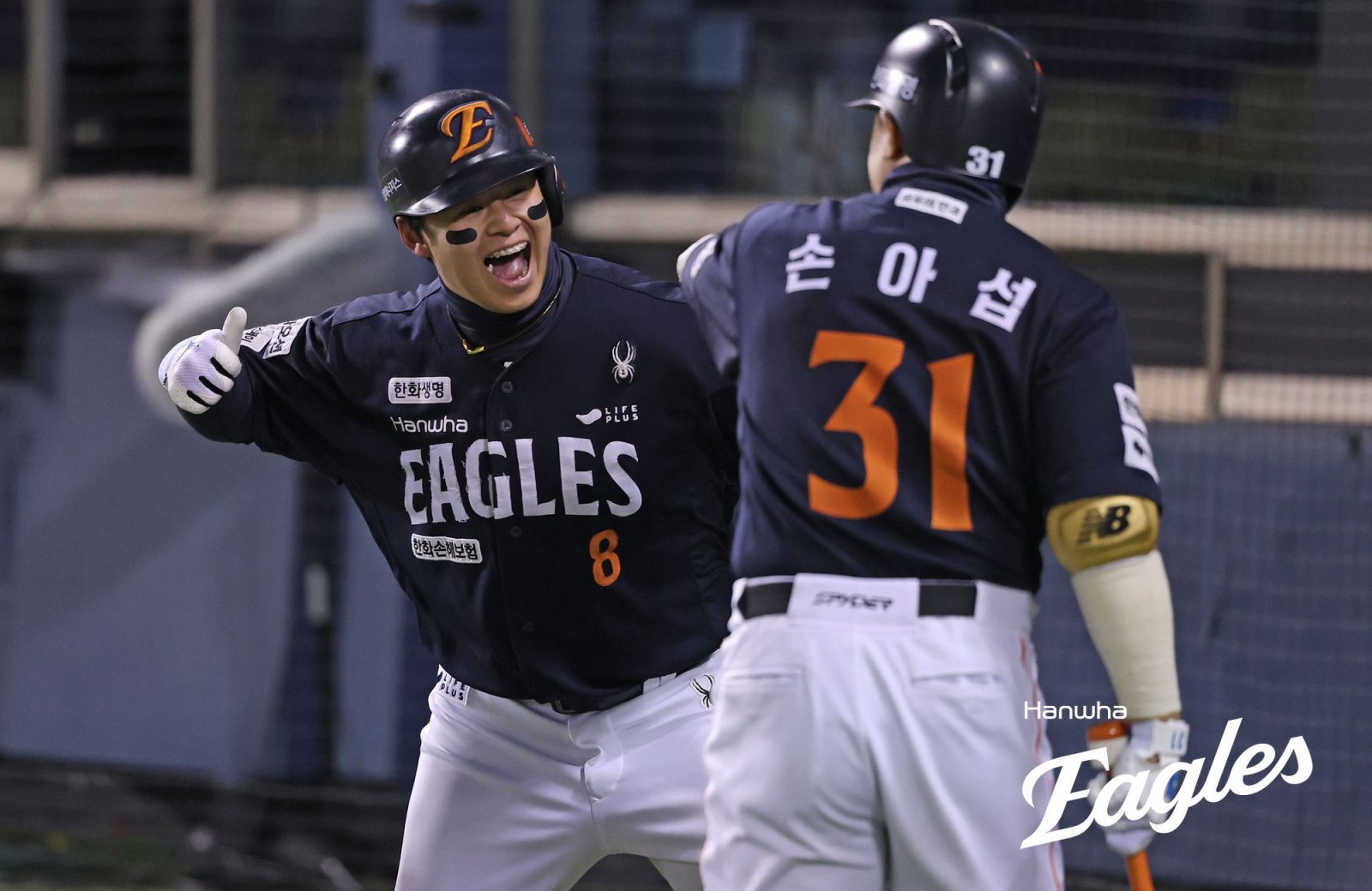 베테랑들은 뛰어난 성적과 팀을 아우르는 리더십으로 높은 평가를 받고 있다. 사진은 한화서 한솥밥을 먹은 노시환과 손아섭(오른쪽). 사진제공|한화 이글스