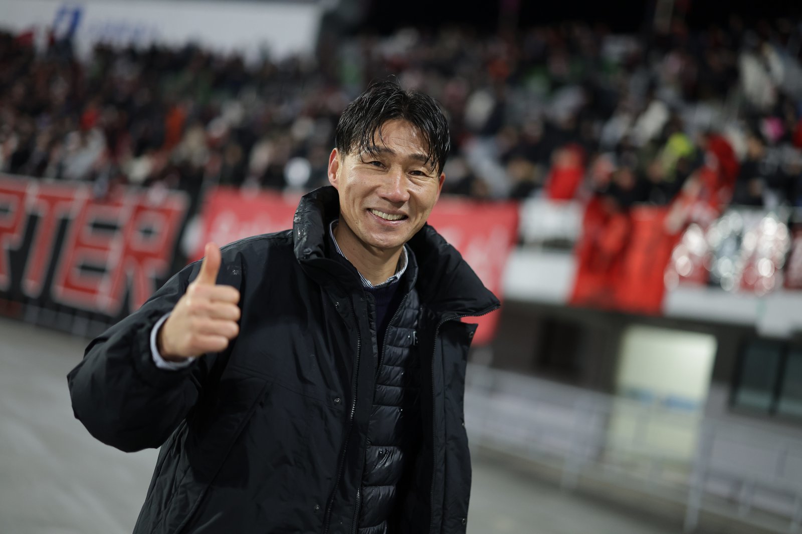 부천 이영민 감독이 8일 수원종합운동장에서 열린 수원FC와 승강 PO에서 3-2로 이겨 승격을 확정한 뒤 엄지를 치켜세우고 있다. 사진제공|한국프로축구연맹