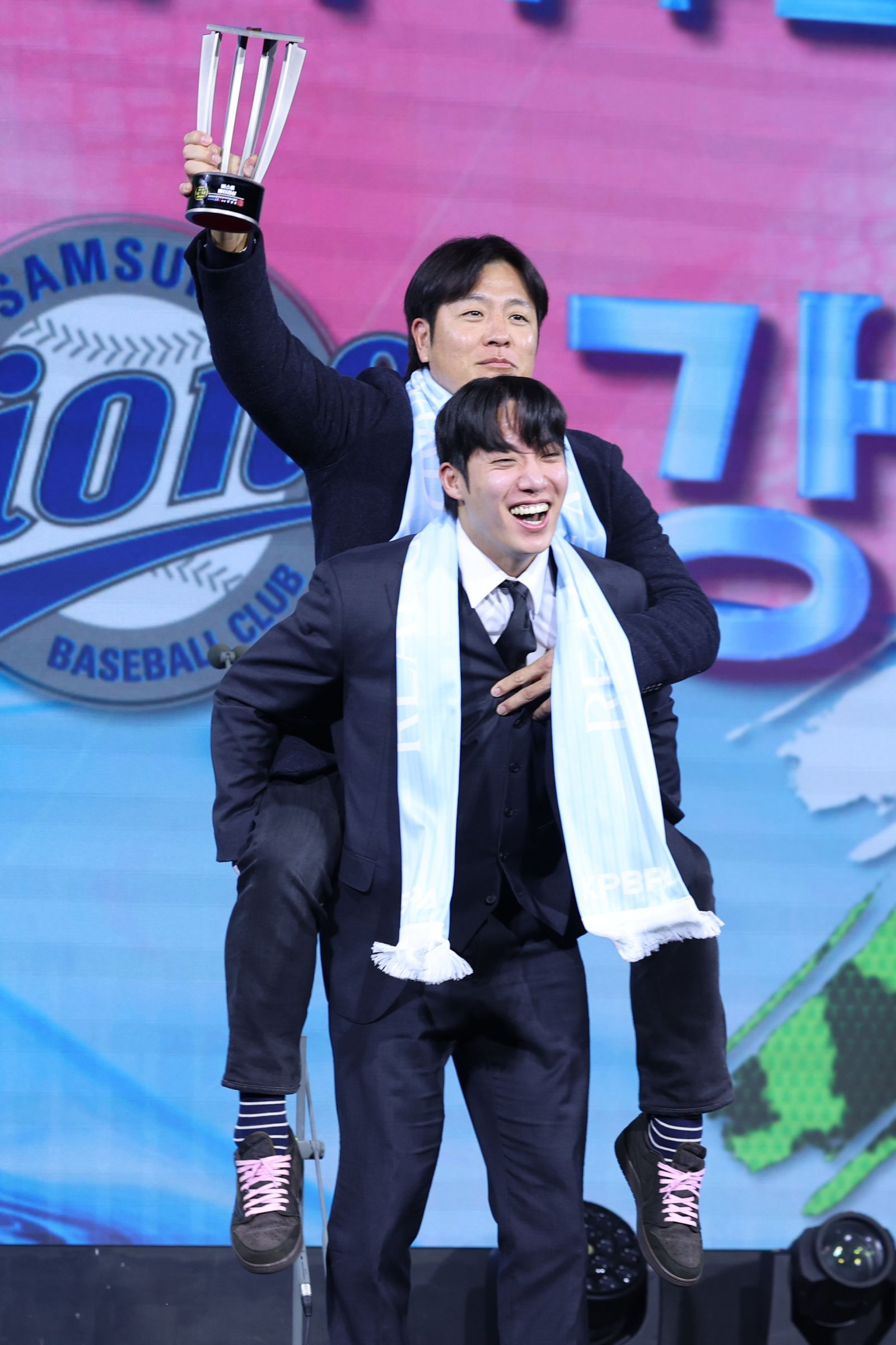 베테랑들은 뛰어난 성적과 팀을 아우르는 리더십으로 높은 평가를 받고 있다. 사진은 삼성 마운드의 안정을 이끈 안방마님 강민호(뒤). 뉴시스