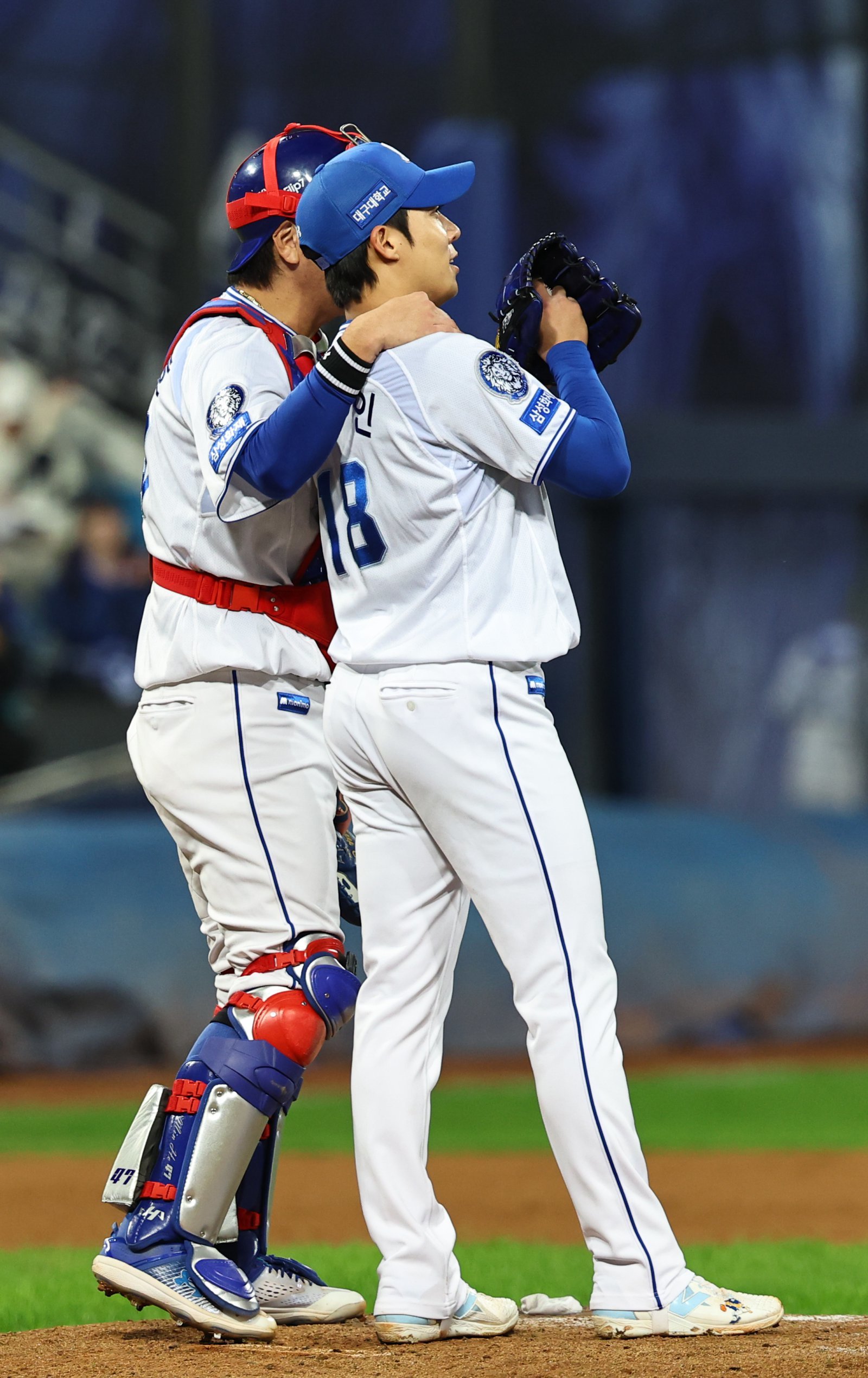 베테랑들은 뛰어난 성적과 팀을 아우르는 리더십으로 높은 평가를 받고 있다. 사진은 삼성 마운드의 안정을 이끈 안방마님 강민호(왼쪽). 뉴시스