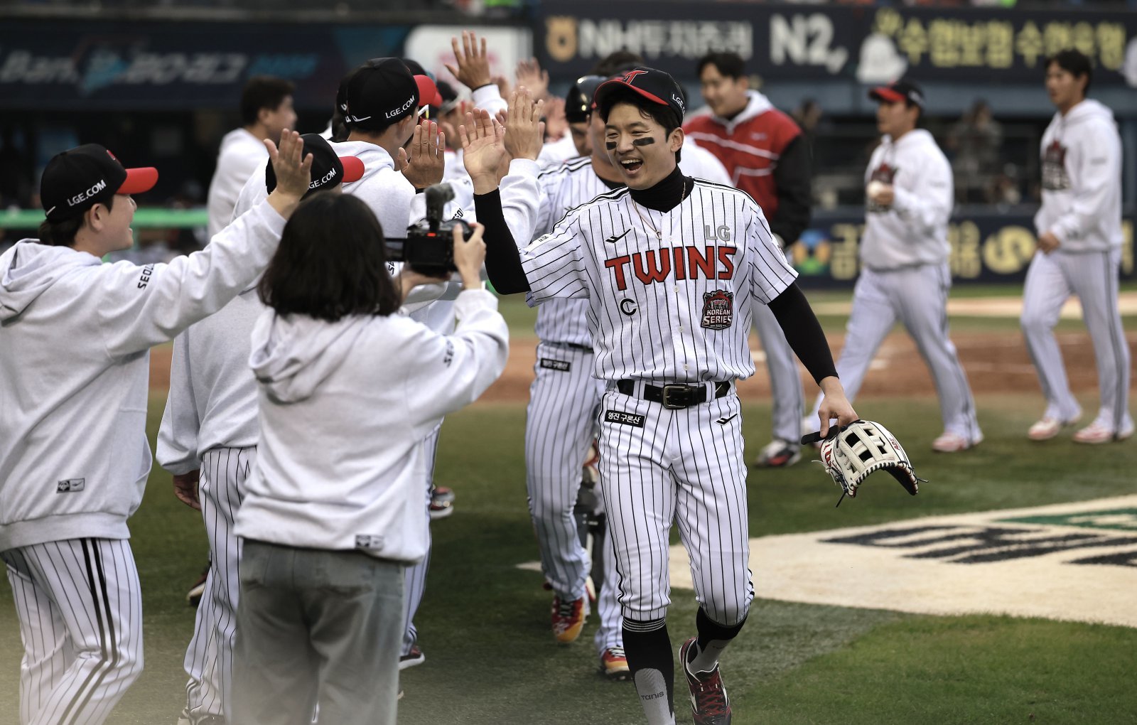 베테랑들은 뛰어난 성적과 팀을 아우르는 리더십으로 높은 평가를 받고 있다. 사진은 올해 LG의 통합우승을 이끈 주장 박해민. 뉴시스