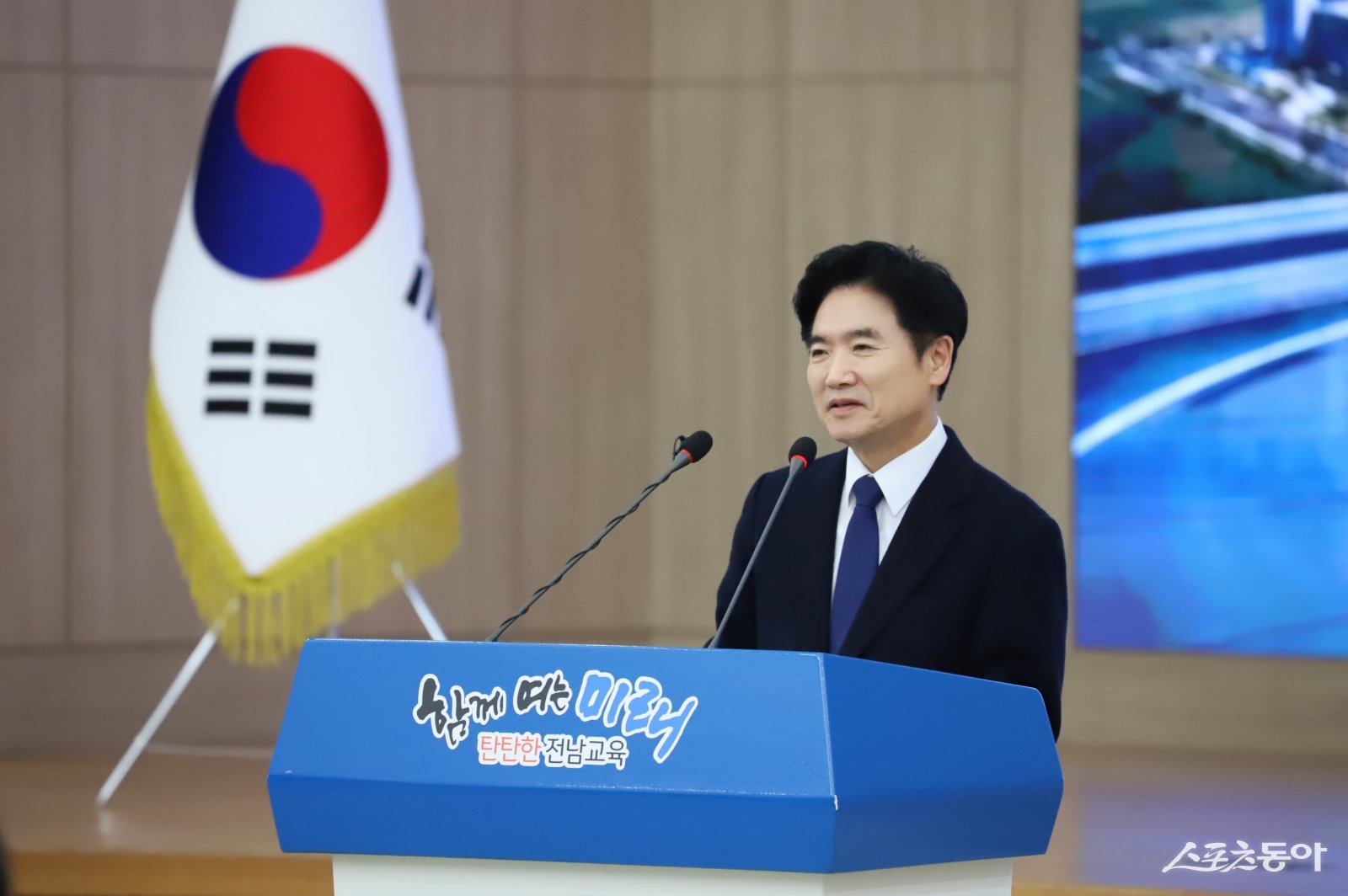 김대중 전남도교육감이 9일 오후 청사 대회의실에서 열린 기자회견을 통해 전남교육 실현 3대 핵심과제에 대해 설명하고 있다. 사진제공=김민영 기자