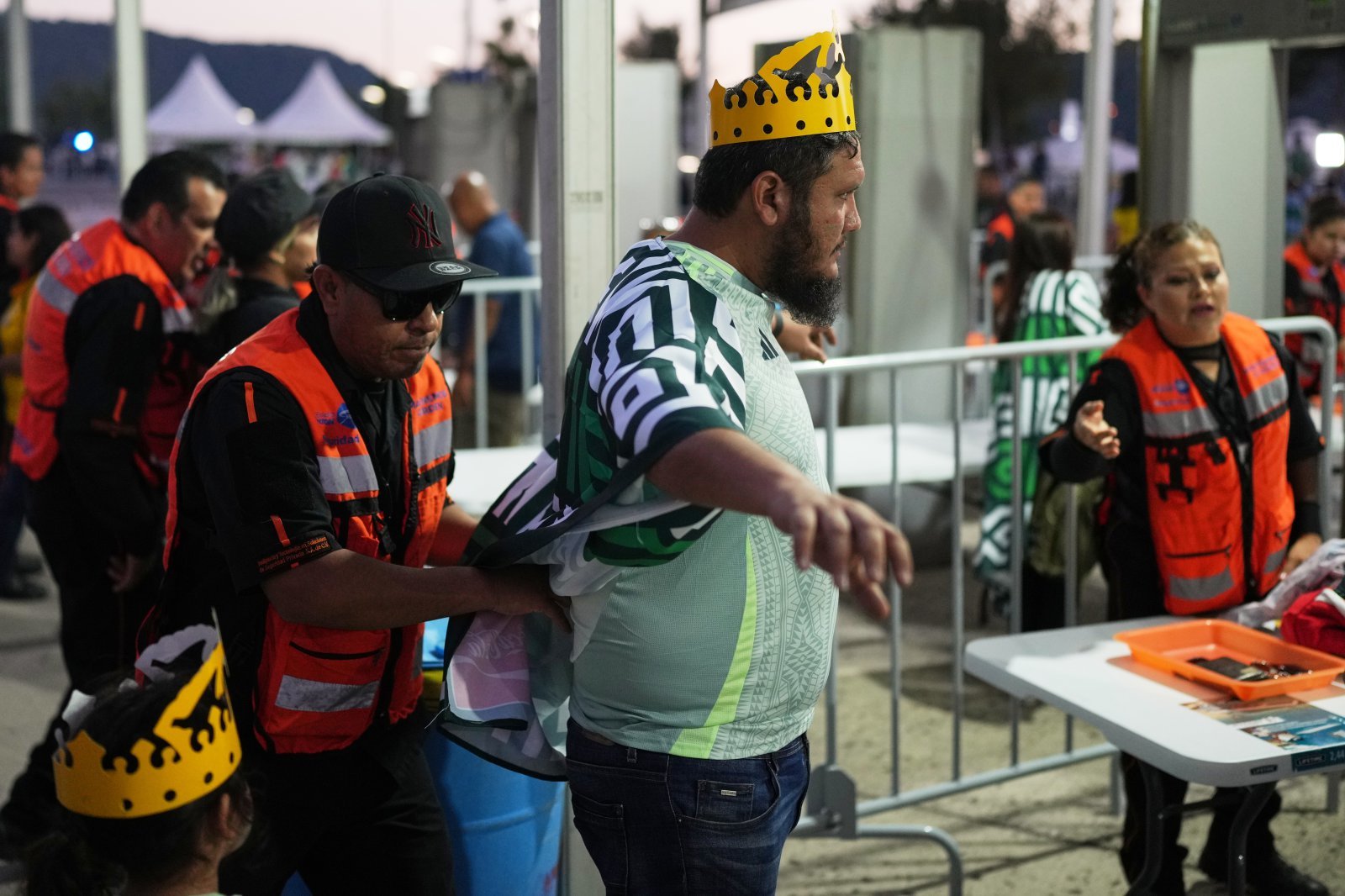 한국축구대표팀은 내년 6월 북중미월드컵에서 조별리그 경기를 모두 멕시코에서 치른다. 그러나 현지 치안이 좋지 않아 걱정이 크다. 사진은 올해 10월 15일 멕시코 과달라하라 할리스코 주 에스타디오 아크론에서 열린 멕시코-에콰도르의 A매치에 앞서 입장하고 있는 현지 팬들. 과달라하라(멕시코)│AP뉴시스