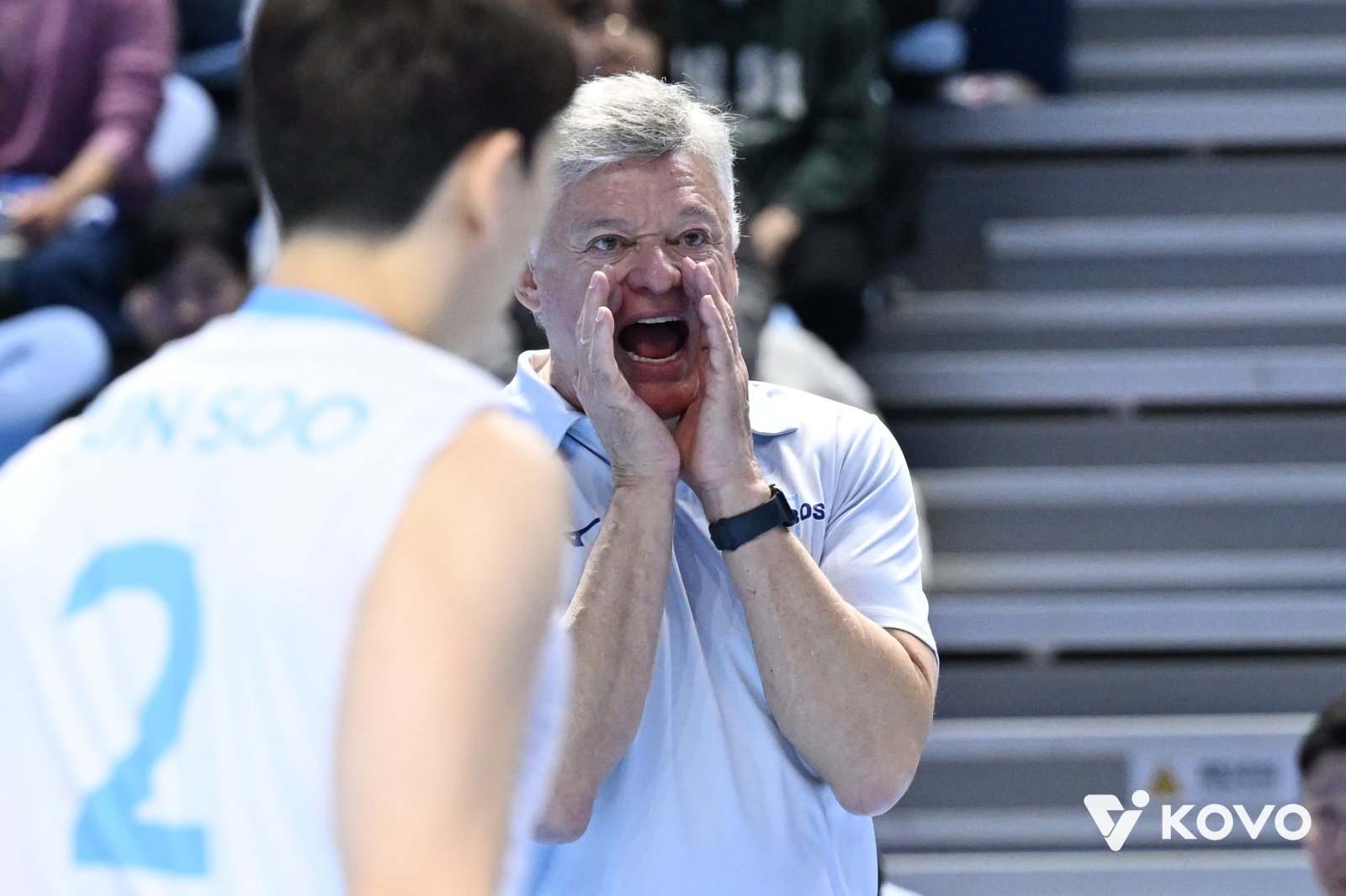 헤난 대한항공 감독(뒤)은 부임 첫 시즌 주전 위주 기용으로 팀의 선두 질주를 이끌고 있다. 사진제공│KOVO