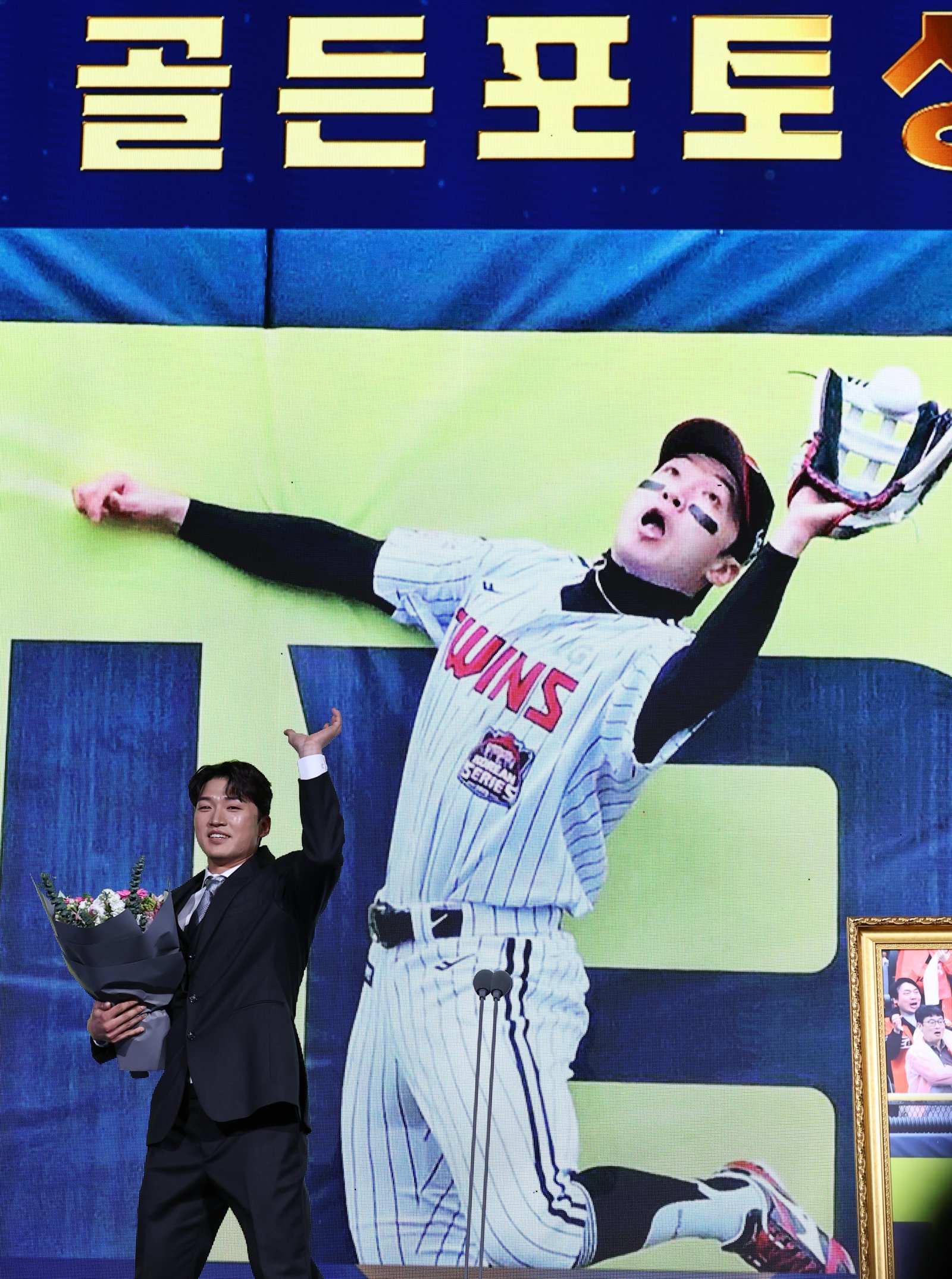 LG 박해민이 9일 서울 송파구 롯데호텔월드에서 2025시즌 골든글러브 시상식에서 골든포토상 기념촬영을 하고 있다. 잠실|뉴시스