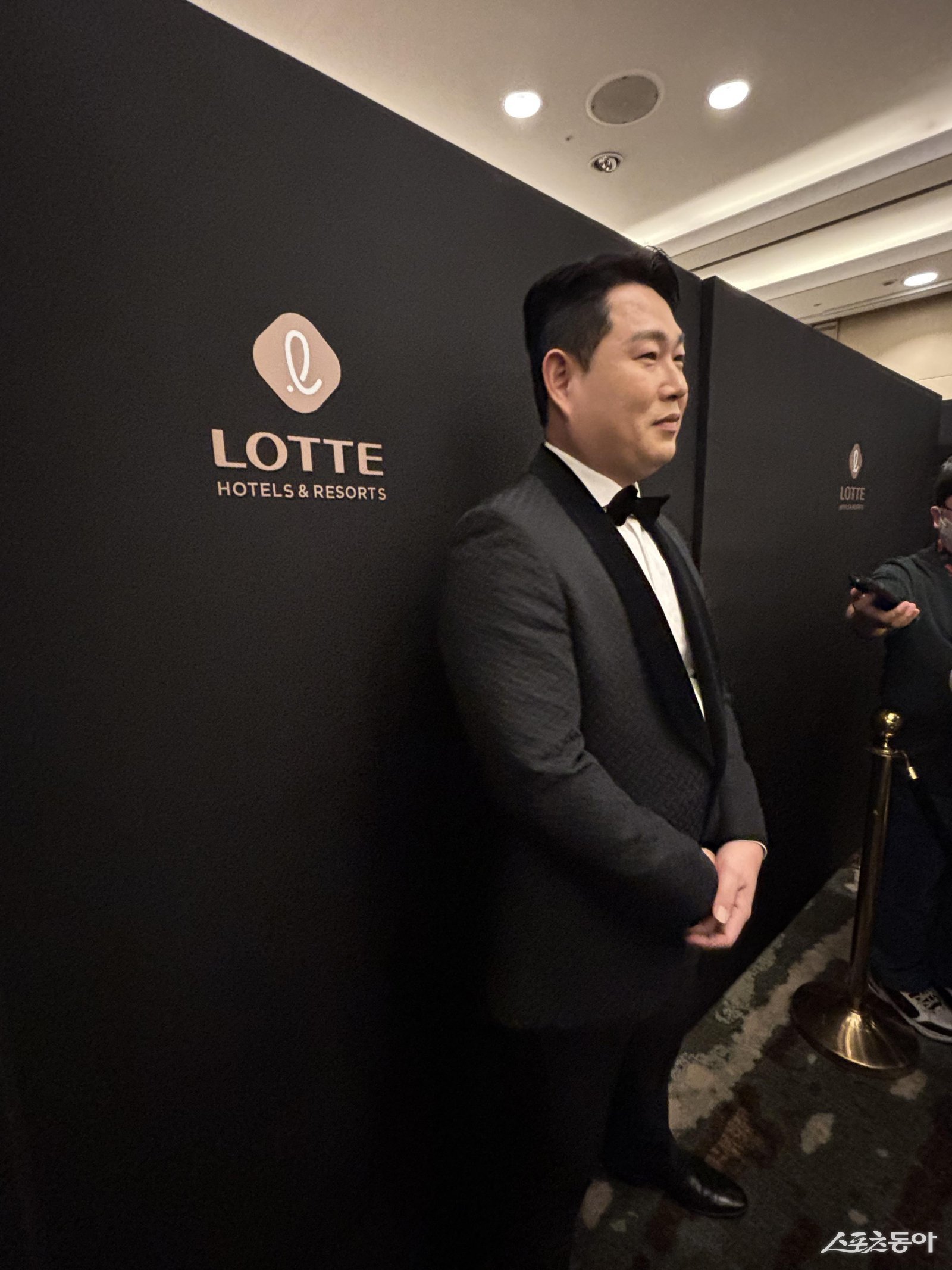 두산 양의지가 9일 롯데호텔월드 크리스탈볼룸에서 열린 2025시즌 골든글러브 시상식에 앞서 포즈를 취하고 있다. 강산 기자 posterboy@donga.com