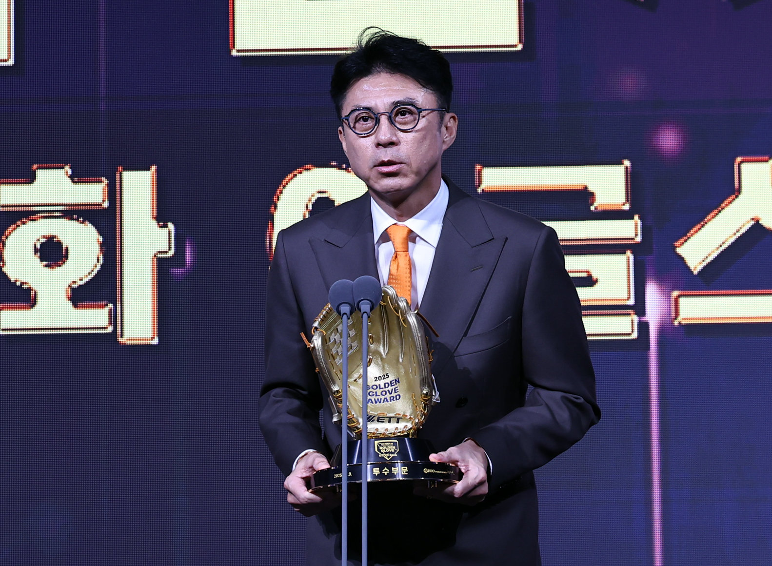 손혁 한화 단장이 9일 서울 롯데호텔월드 크리스탈볼룸에서 열린 KBO 골든글러브 시상식에서 투수 부문 수상자로 선정된 코디 폰세의 대리 수상자로 소감을 전하고 있다. 뉴시스