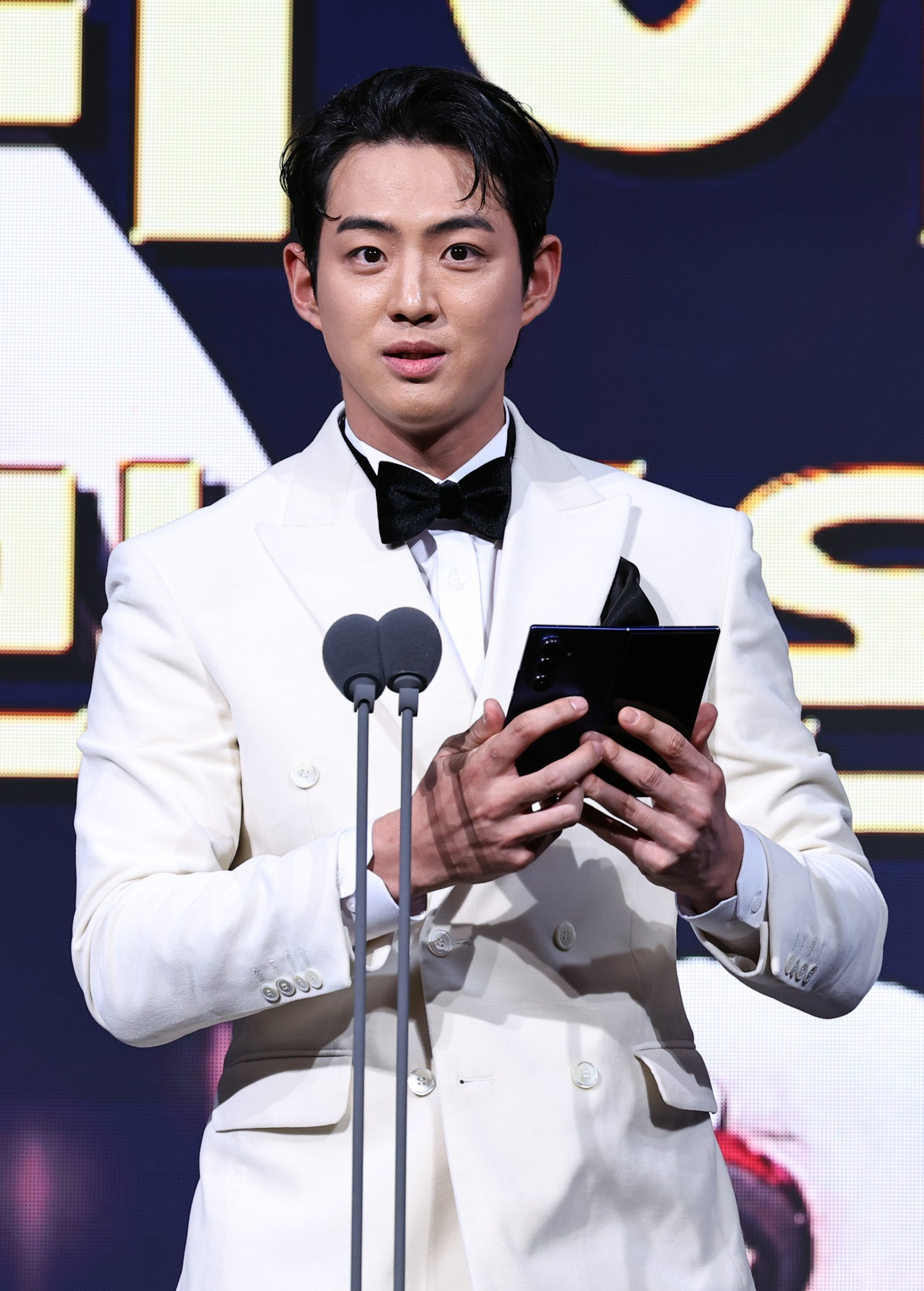 삼성 구자욱이 9일 서울 롯데호텔월드 크리스탈볼룸에서 열린 2025시즌 골든글러브 시상식에서 1루수 부문 수상자 르윈 디아즈의 대리수상자로 나서 소감을 전하고 있다. 서울|뉴시스