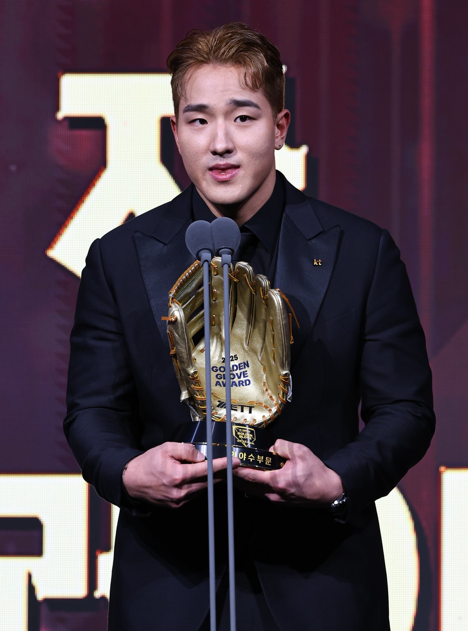 KT 안현민이 9일 서울 롯데호텔월드 크리스탈볼룸에서 열린 KBO 골든글러브 시상식에서 외야수 부문 수상자로 선정된 뒤 소감을 밝히고 있다. 뉴시스