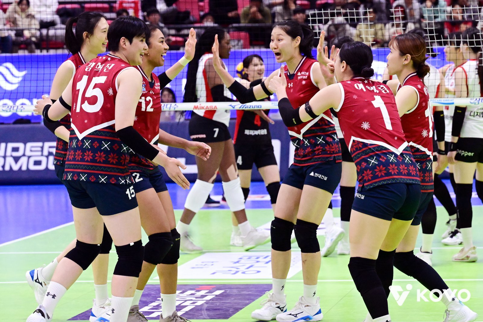 현대건설 선수들이 9일 페퍼저축은행과 홈경기서 득점한 뒤 기뻐하고 있다. 사진제공|KOVO