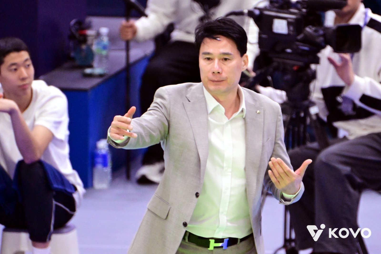 현대건설 강성형 감독이 9일 페퍼저축은행과 홈경기 도중 선수들에게 작전을 지시하고 있다. 사진제공|KOVO